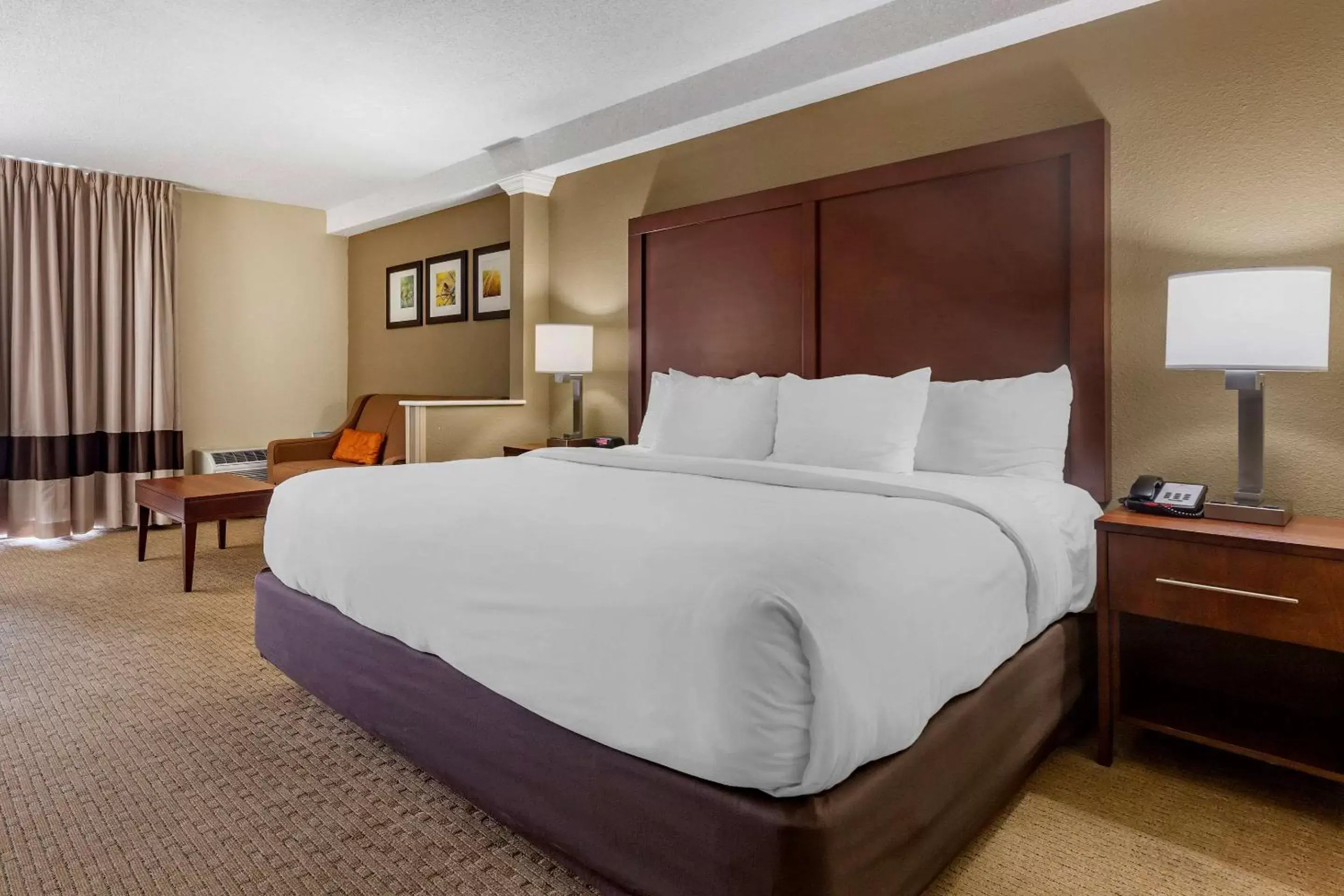 Photo of the whole room, Bed in Comfort Inn & Suites