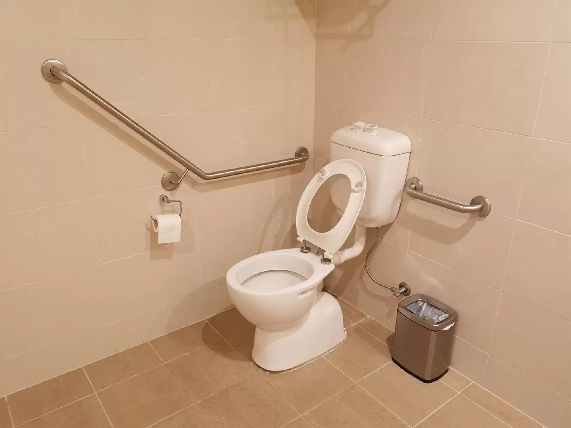 Facility for disabled guests, Bathroom in Bunbury Hotel Koombana Bay