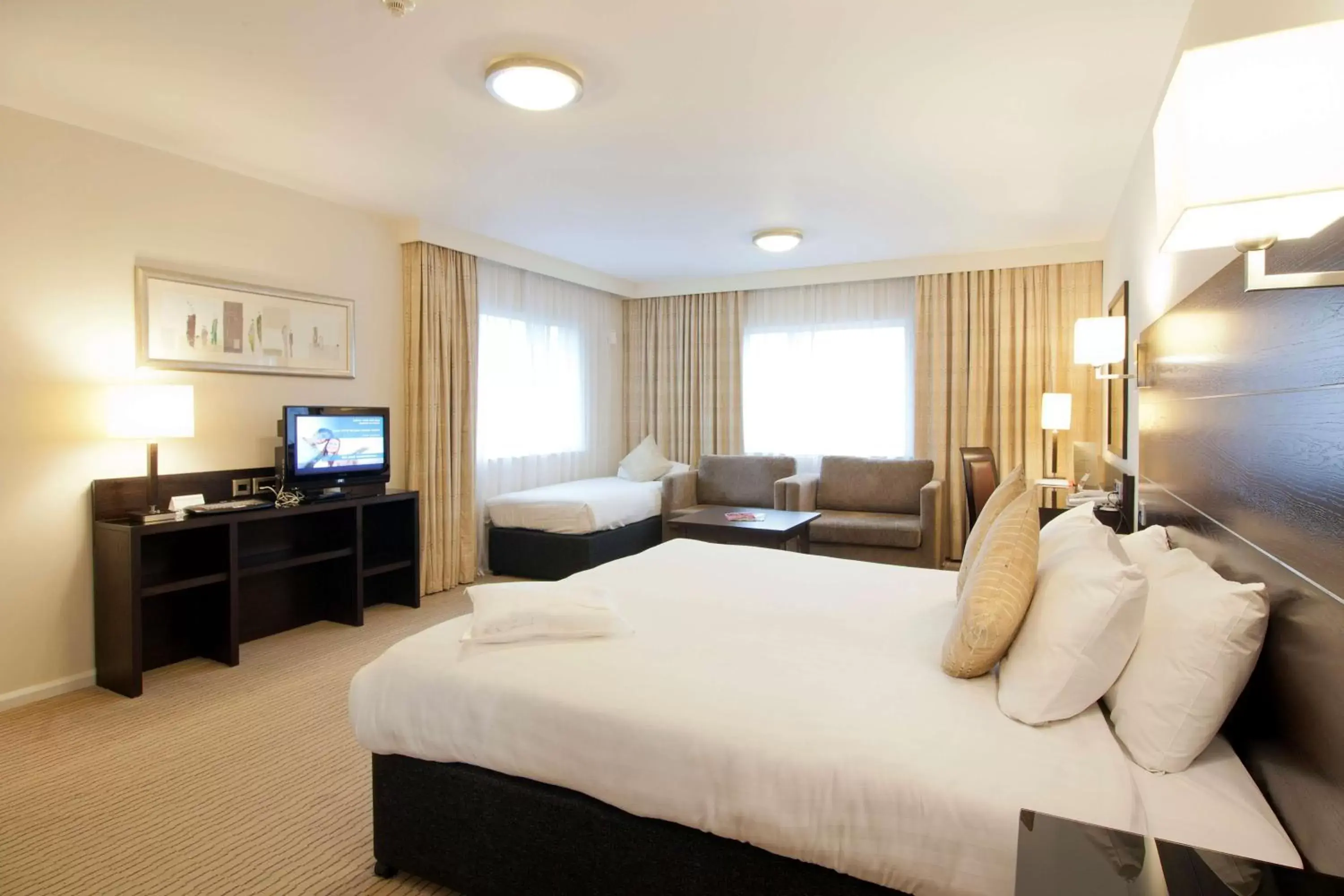 Bedroom, TV/Entertainment Center in DoubleTree by Hilton London Heathrow Airport