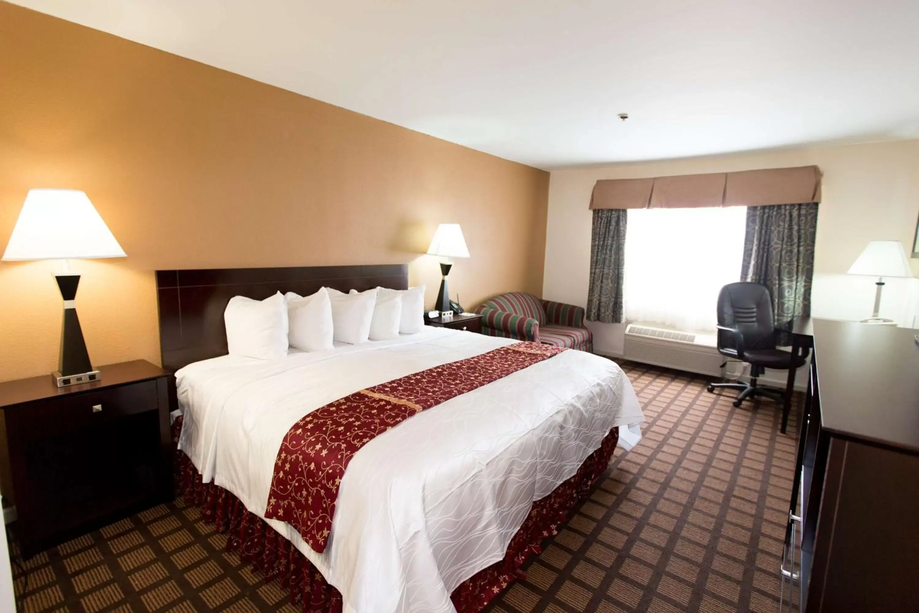 Photo of the whole room, Bed in Best Western Oakbrook Inn