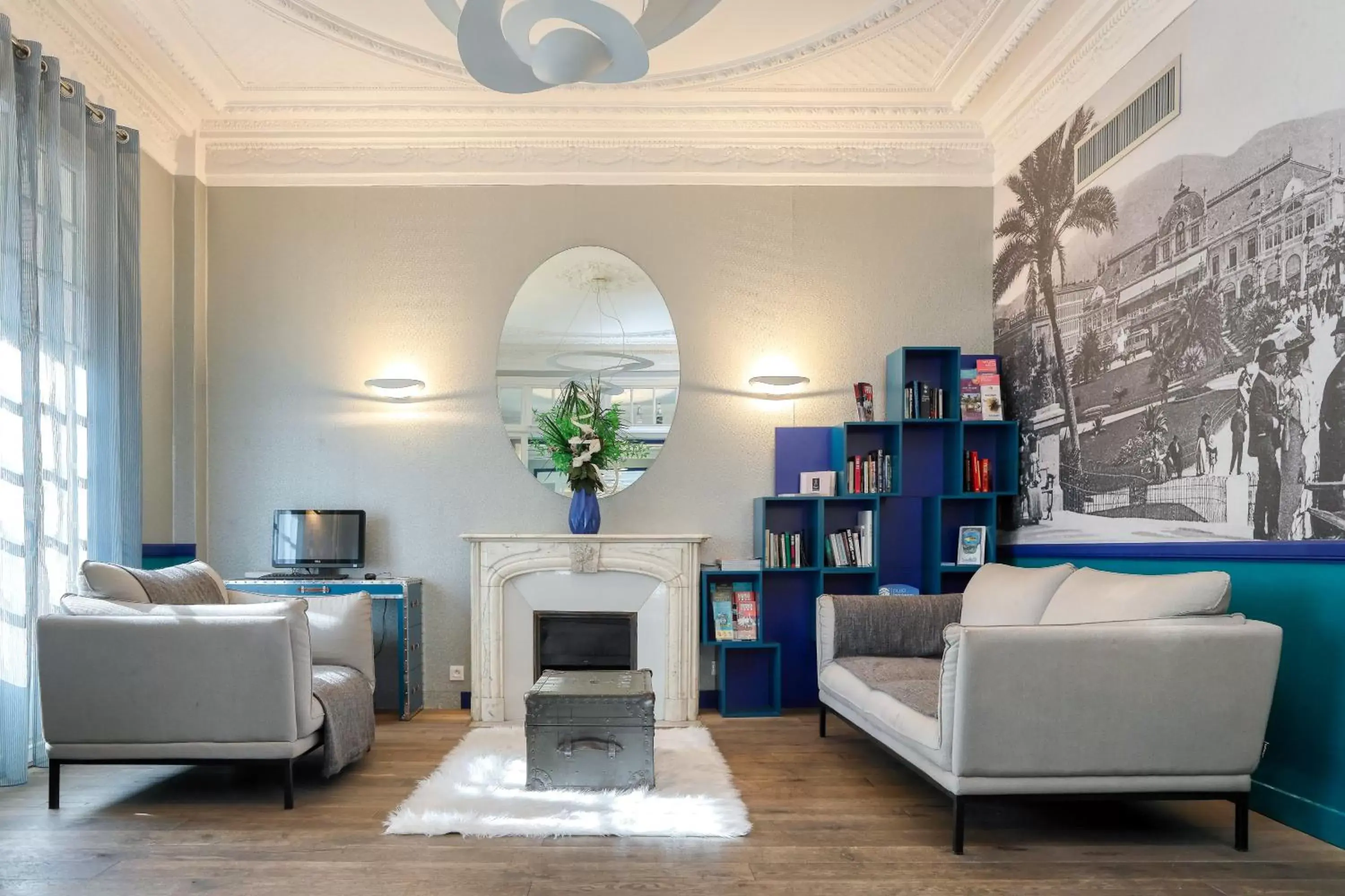 Living room in Nice Excelsior Centre ville by HappyCulture Living room in Nice Excelsior Centre ville by HappyCulture