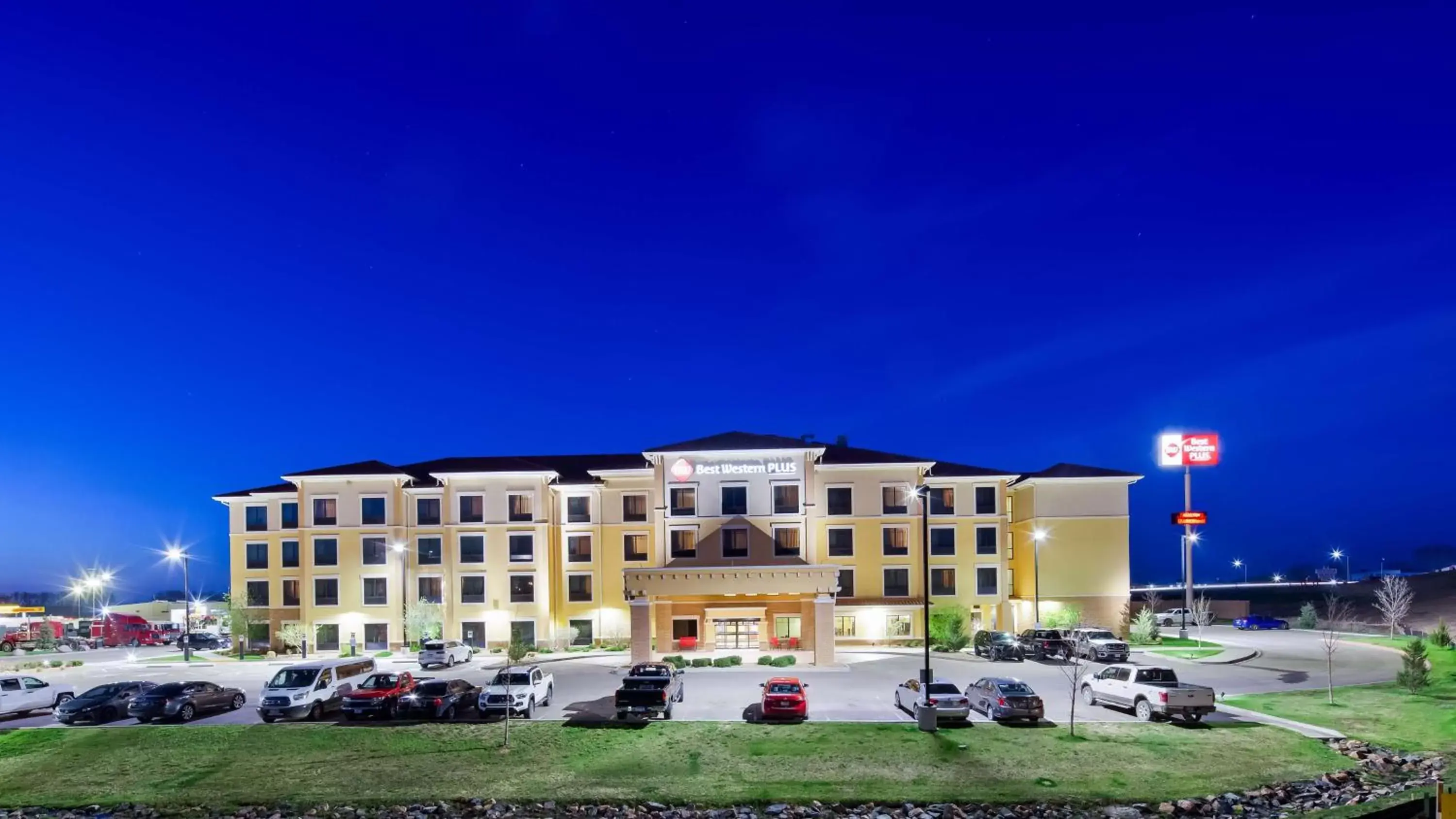 Property Building in Best Western Plus Hudson Hotel & Suites