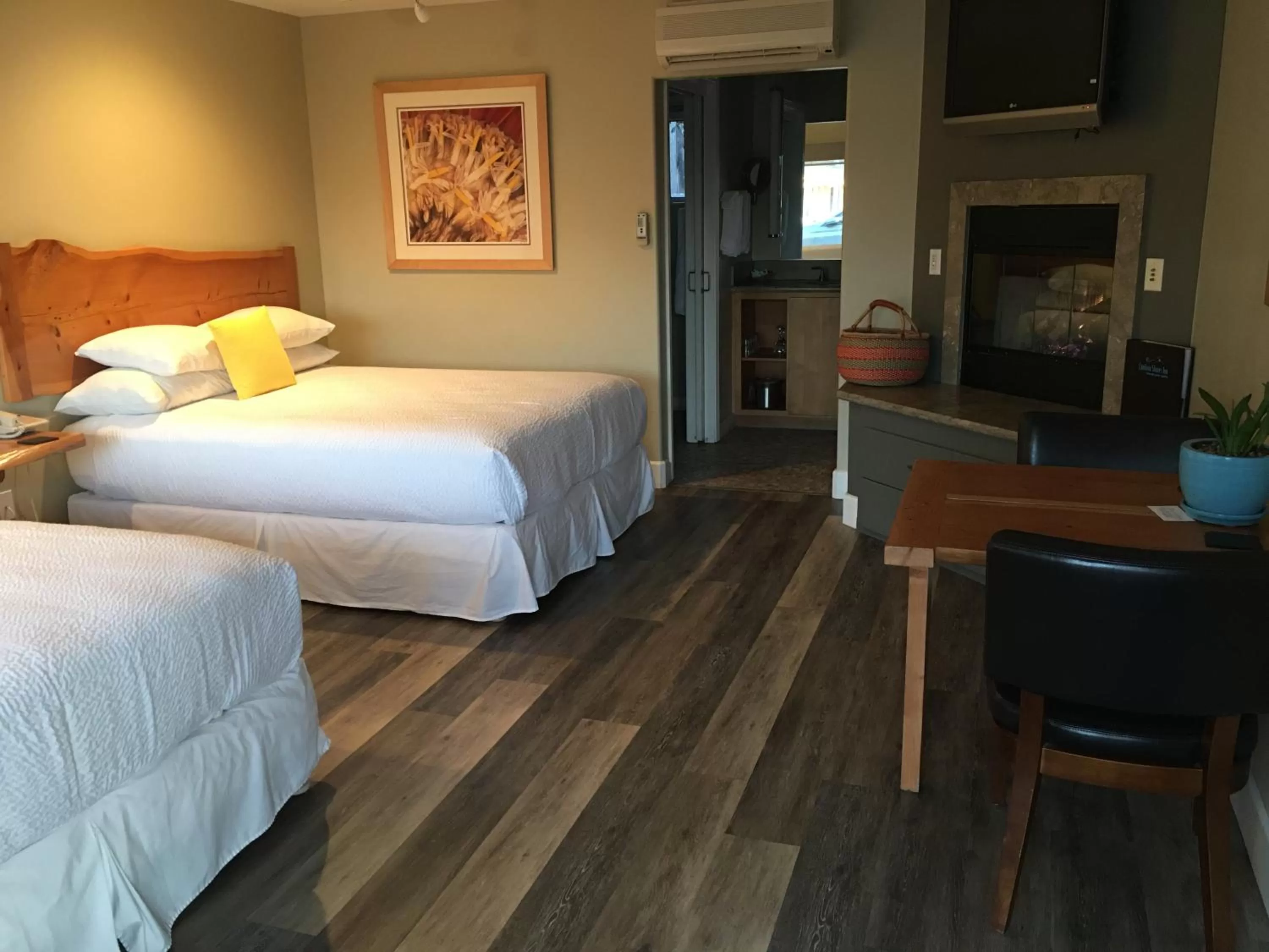 Photo of the whole room, Bed in Cambria Shores Inn