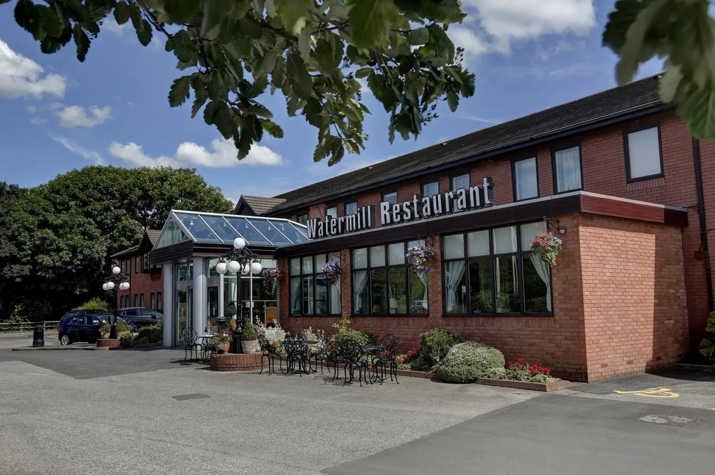 Street view, Property Building in Best Western Plus Milford Hotel