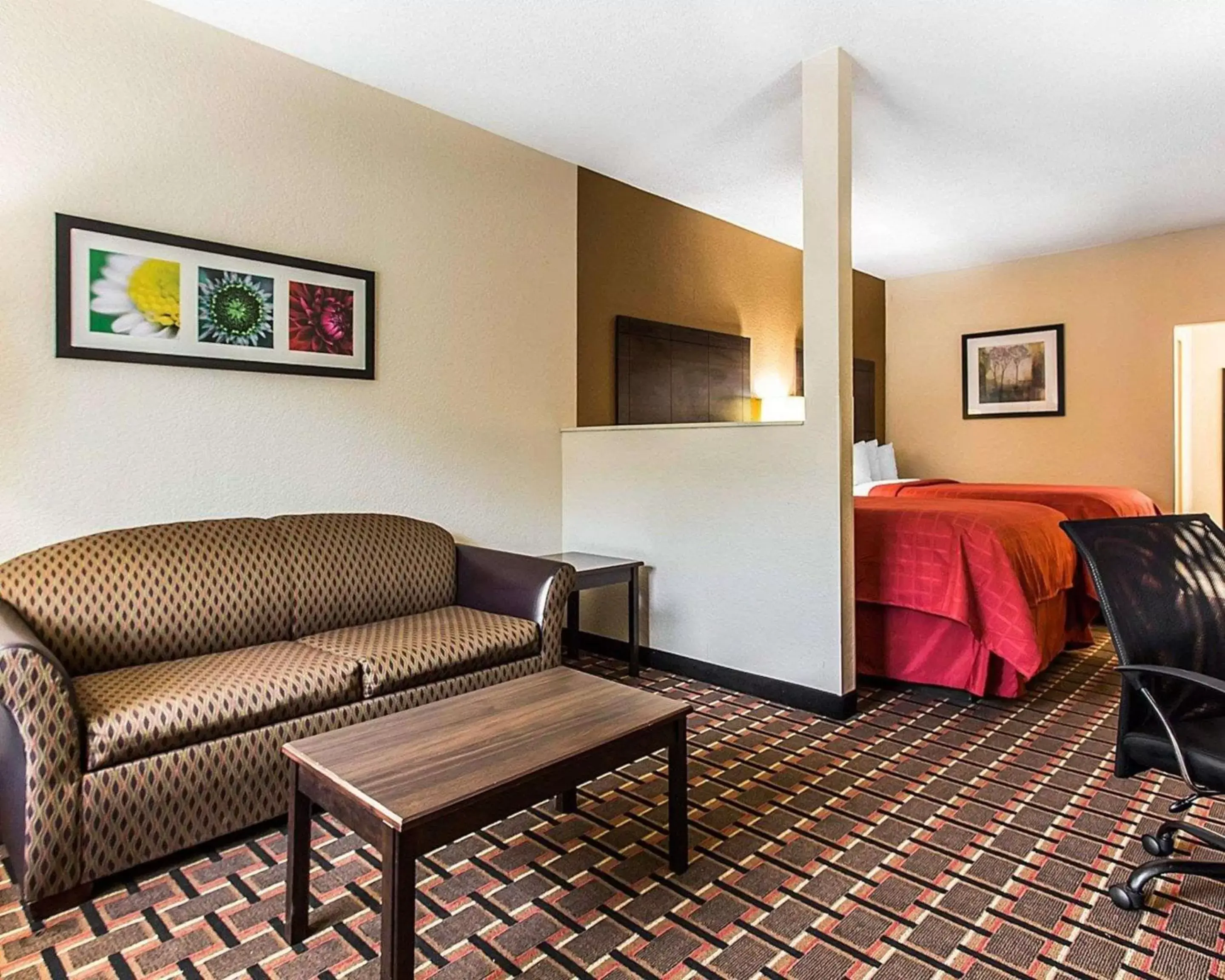 Photo of the whole room, Seating Area in Quality Suites Convention Center - Hickory