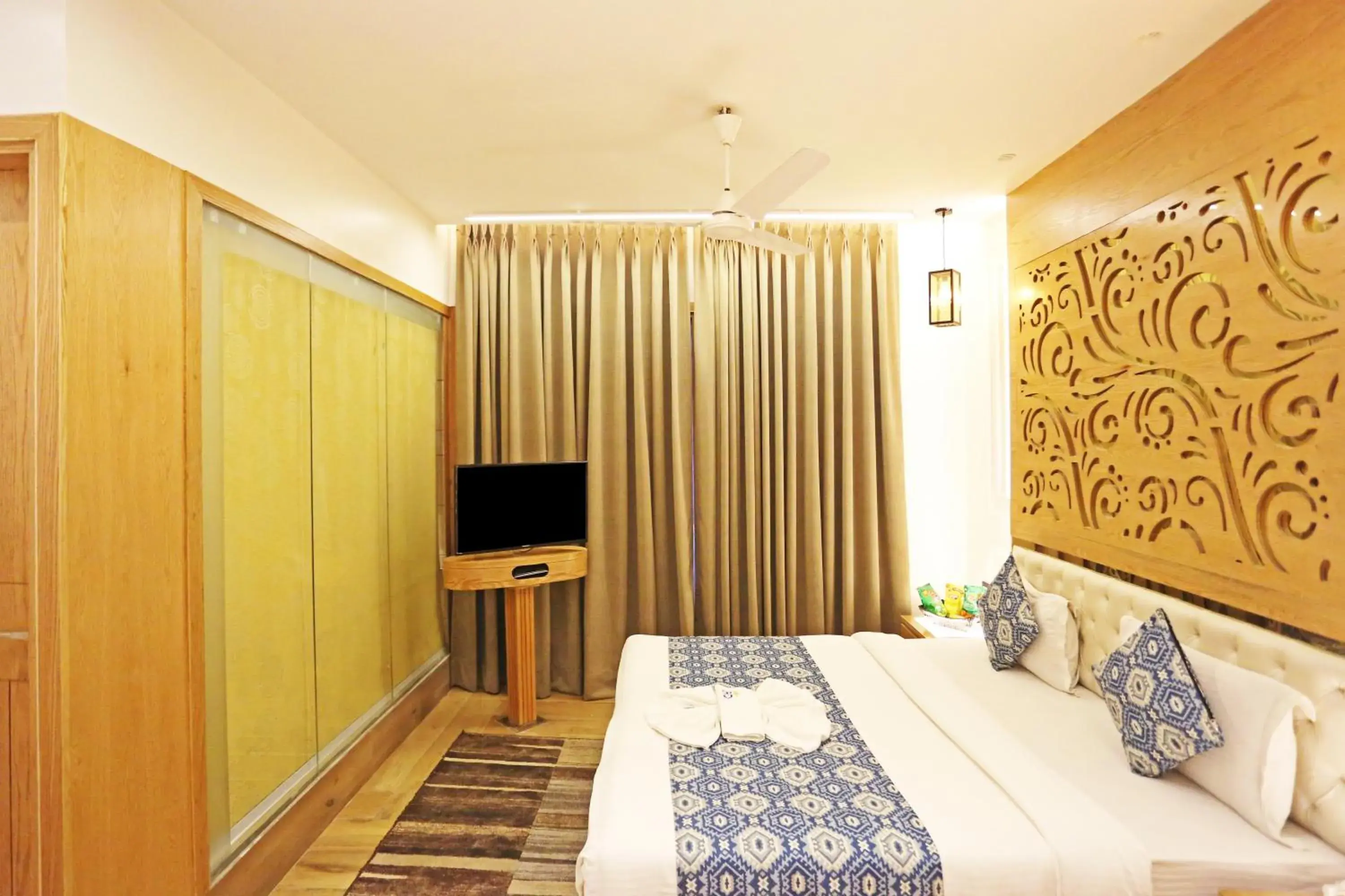 Bed, TV/Entertainment Center in The Jrd Luxury Boutique Hotel