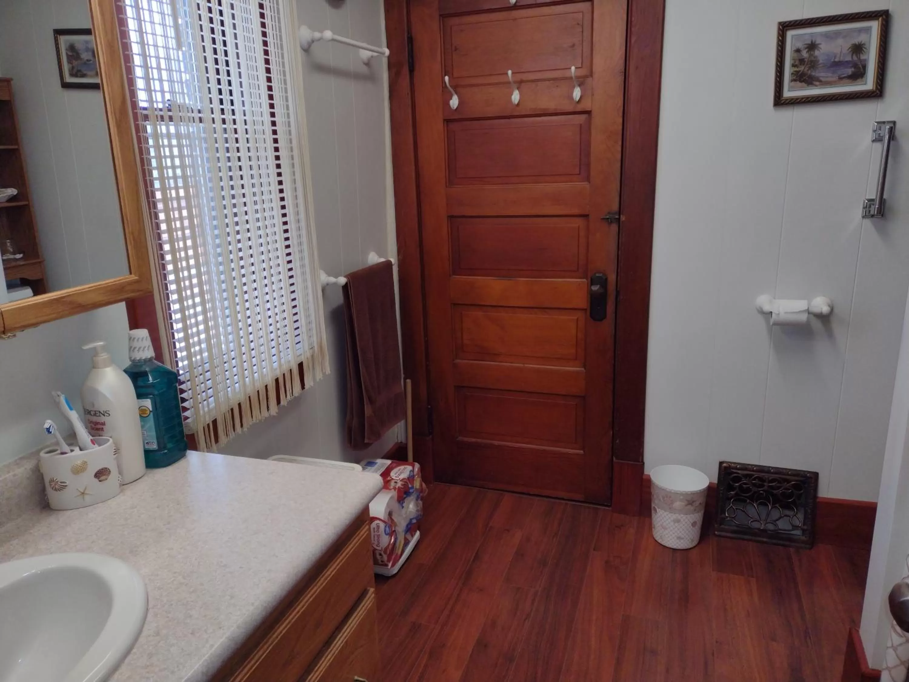 Bathroom in Quiet FULL-SIZE bed close to town 420 friendly