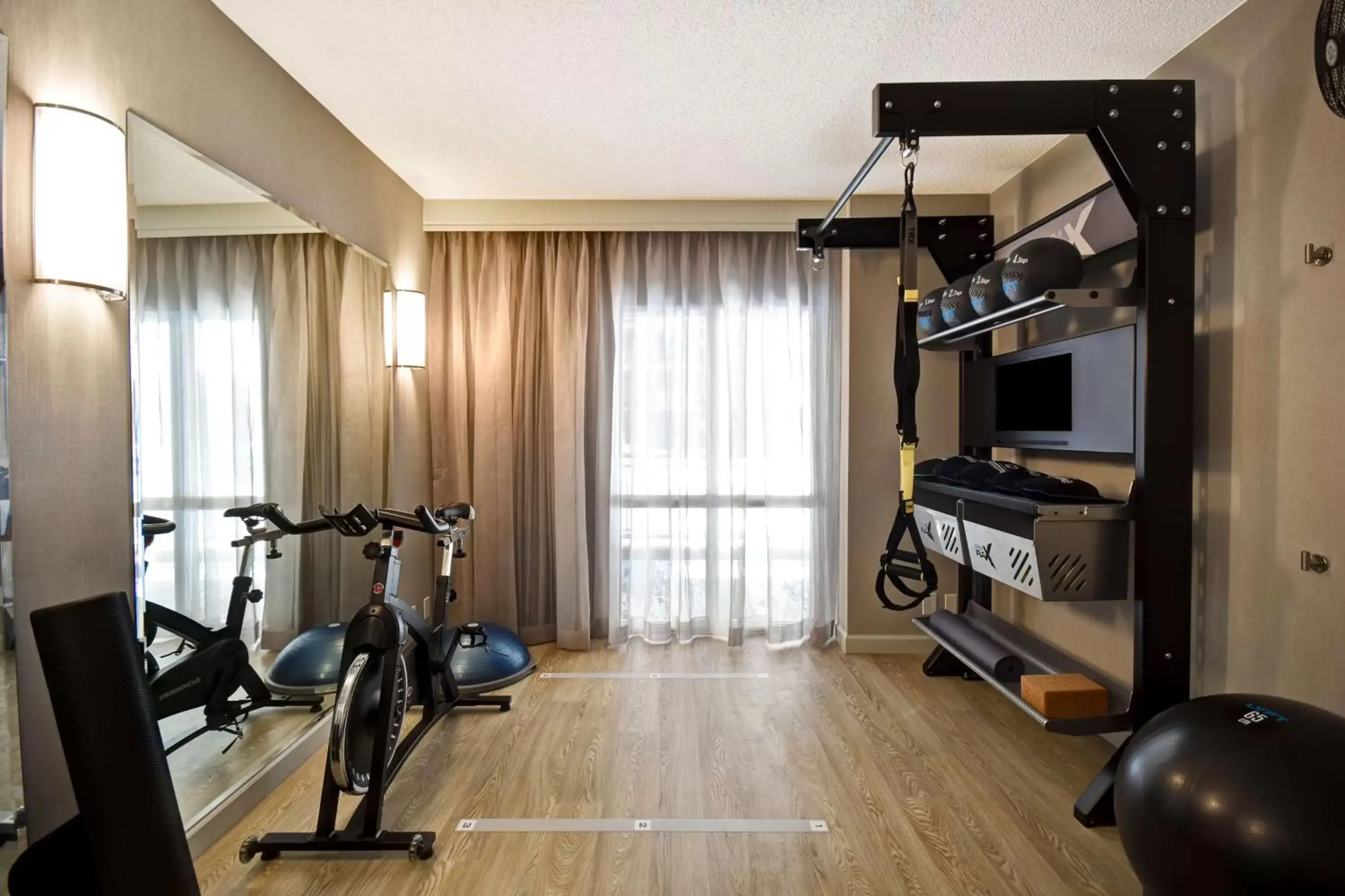 Living room, Fitness Center/Facilities in Hilton Charlotte Airport Hotel