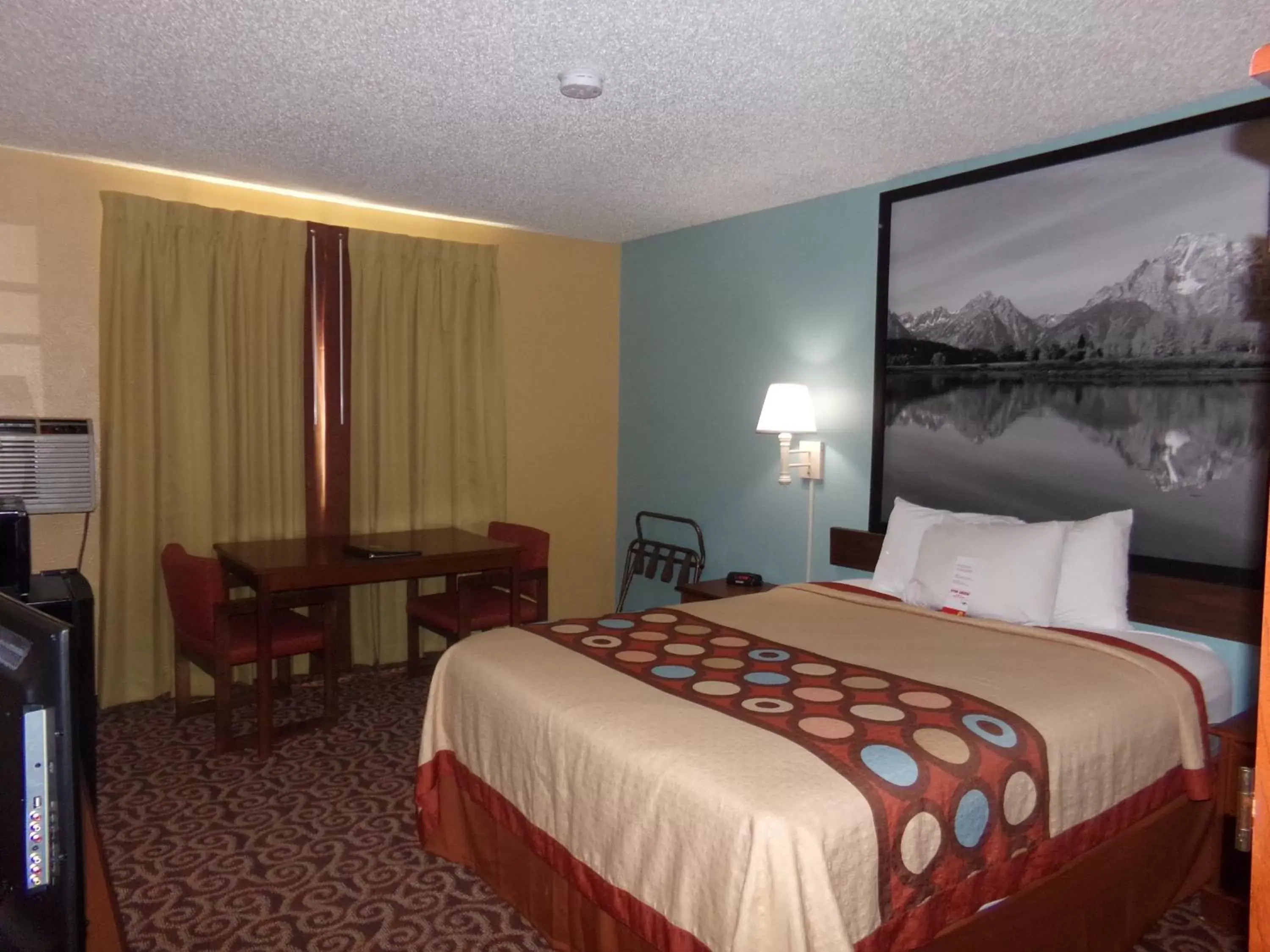 Photo of the whole room, Bed in Super 8 by Wyndham Gillette