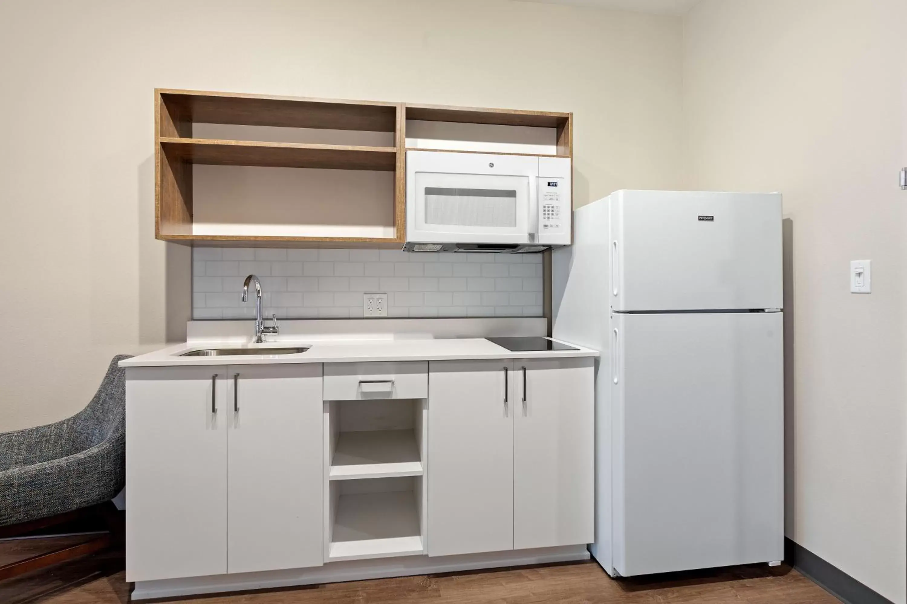 Kitchen or kitchenette, Kitchen/Kitchenette in Extended Stay America Suites - Colonial Heights - Fort Lee