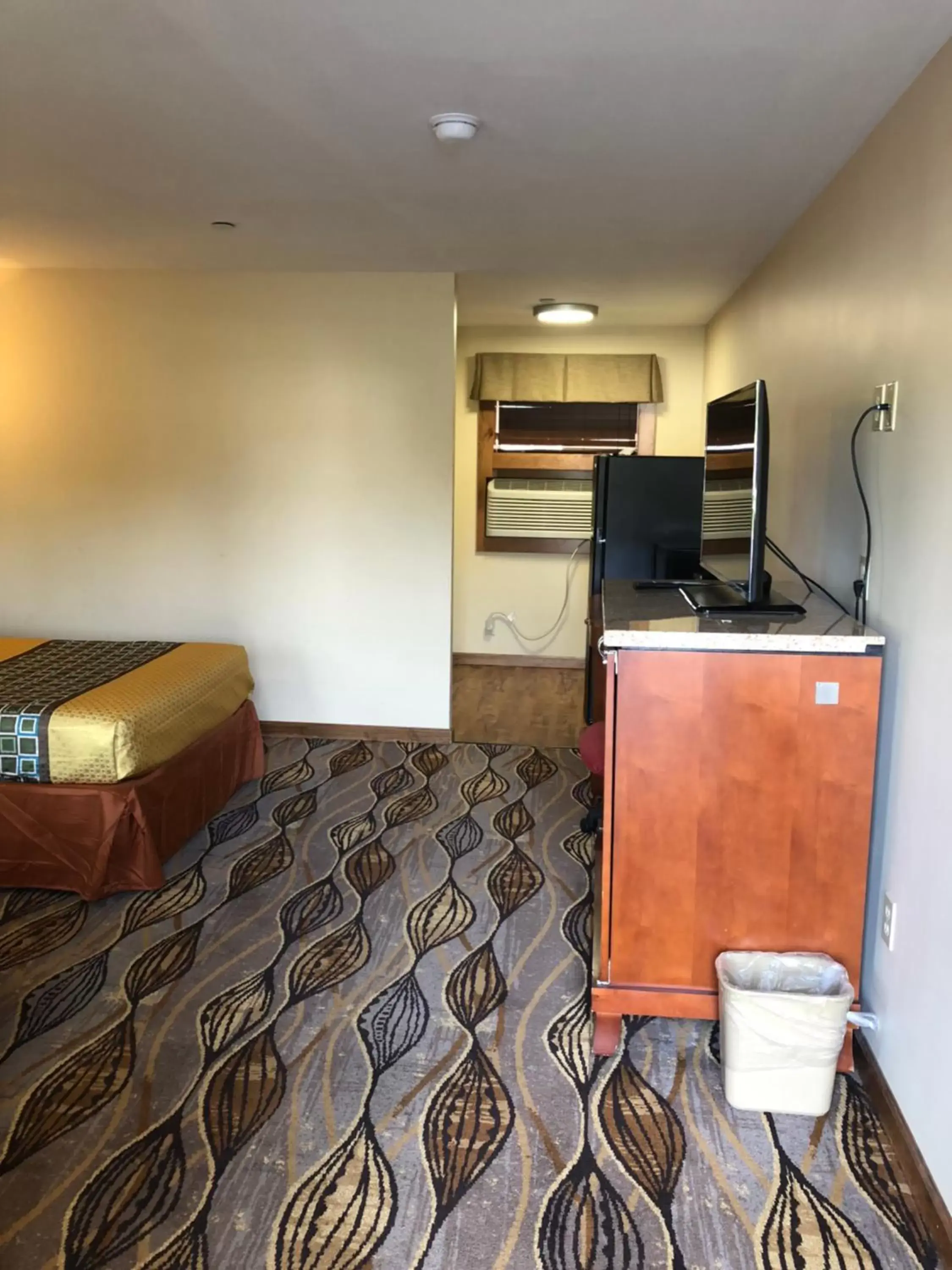 TV/Entertainment Center in Budget Inn Williamsport