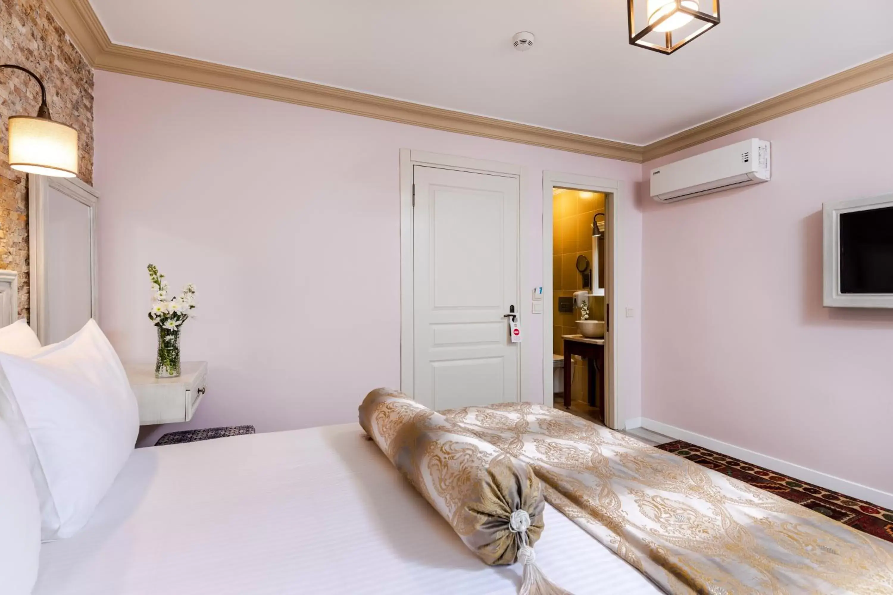 Communal lounge/ TV room, Bed in Agora Guesthouse Communal lounge/ TV room, Bed in Agora Guesthouse