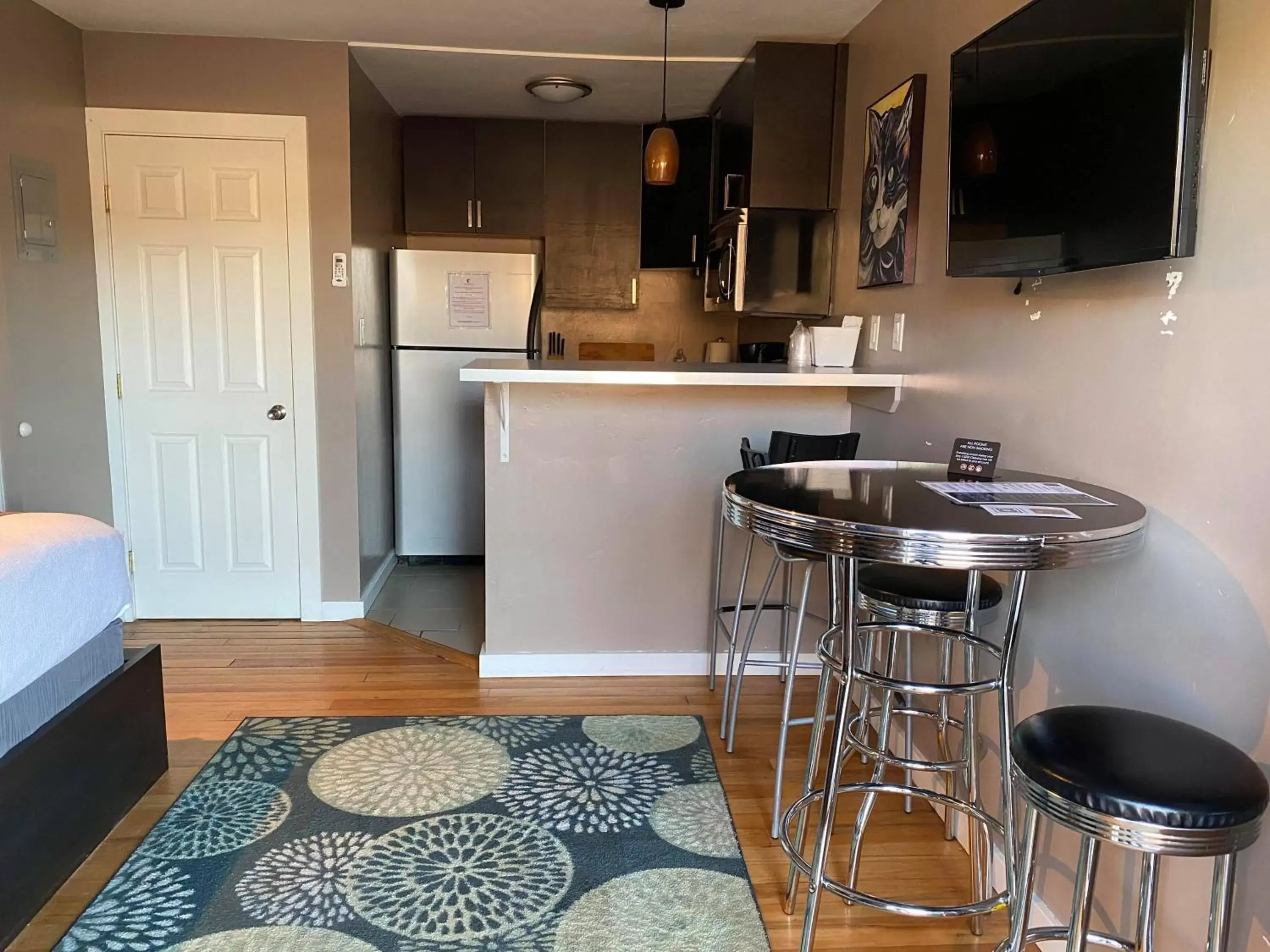 Kitchen or kitchenette, Kitchen/Kitchenette in The Flagstone Boutique Inn & Suites