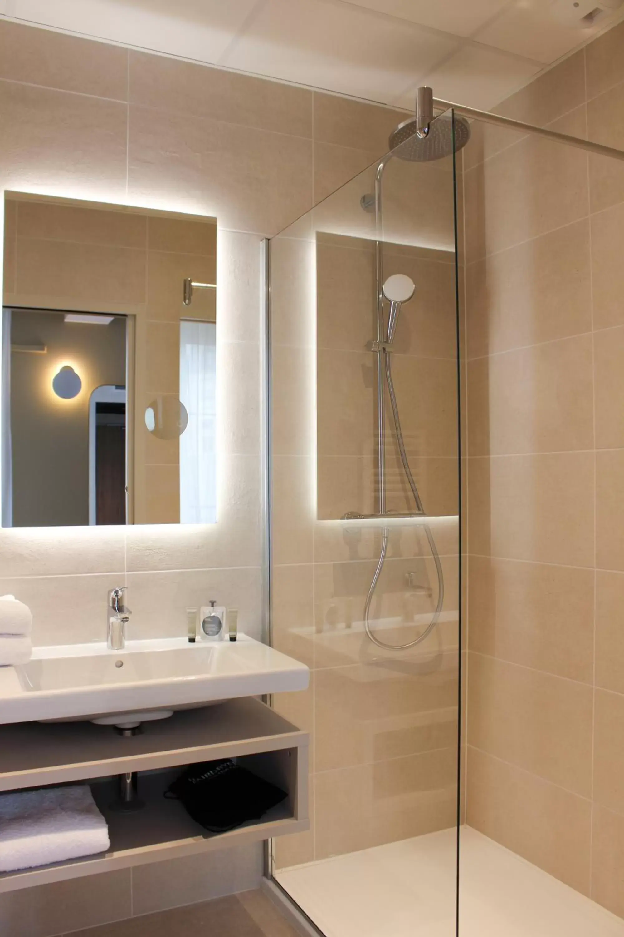 Bathroom in Brit Hotel Limoges Centre Gare - Hôtel & Spa