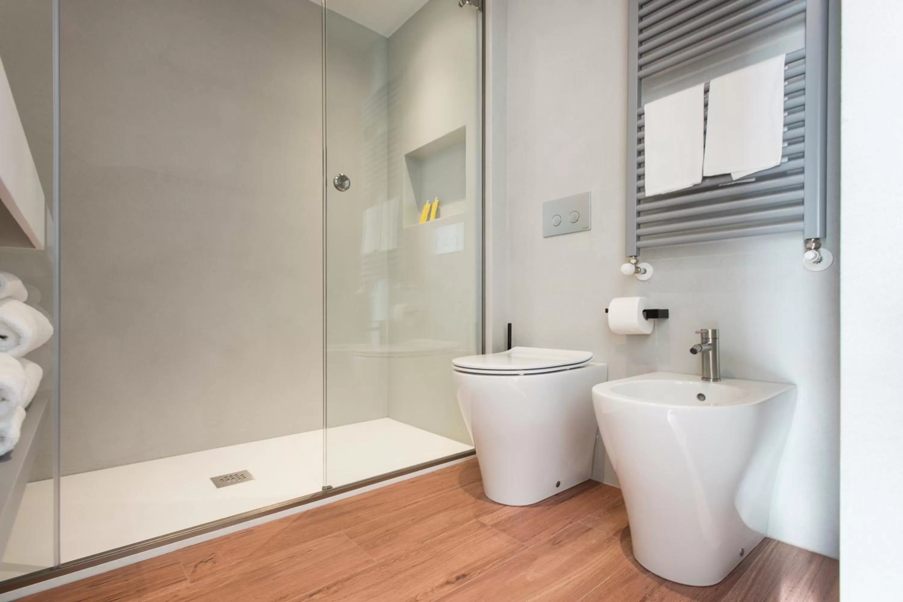 Shower in HOODY ACTIVE & HAPPINESS HOTEL