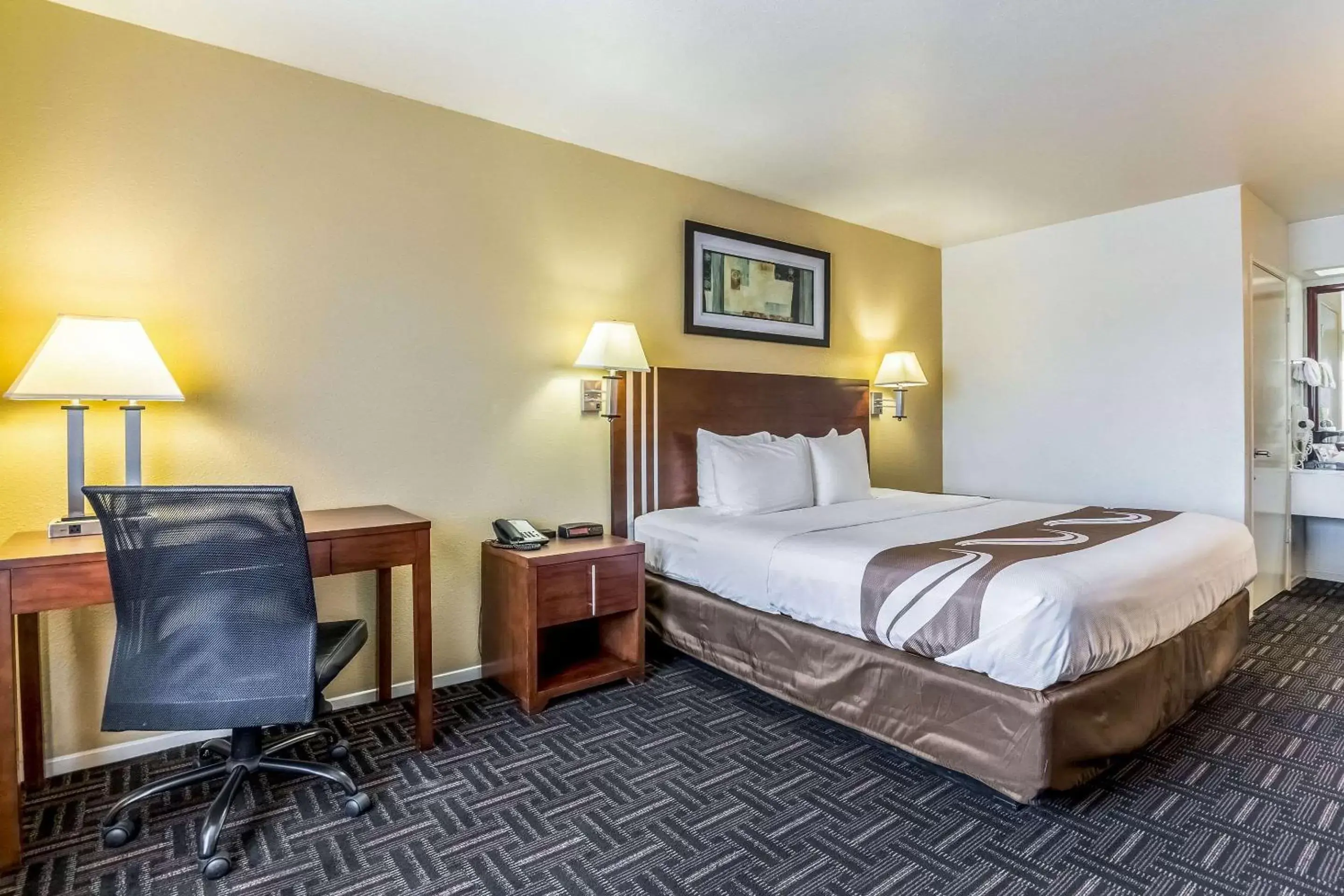 Photo of the whole room, Bed in Quality Inn Fresno Near University