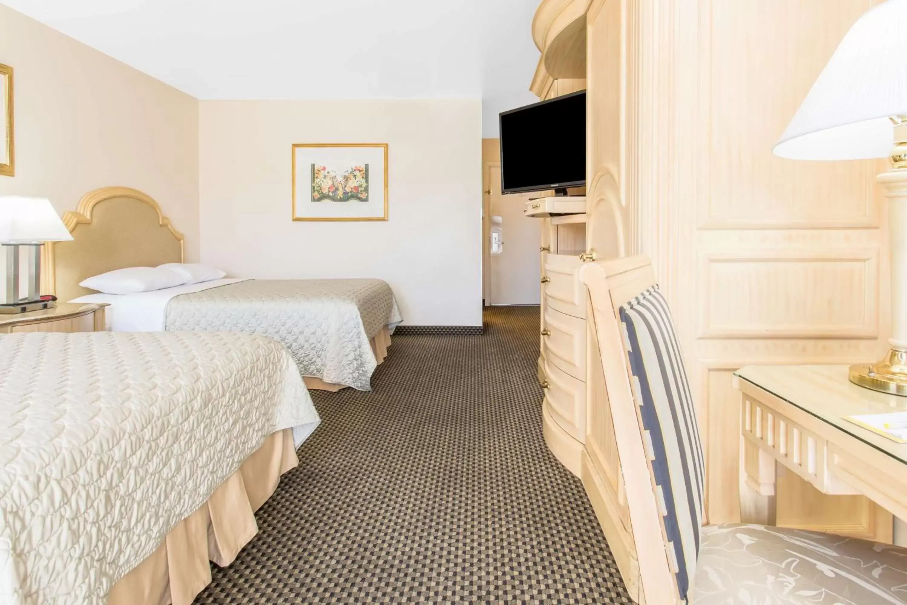 Double Room with Two Double Beds and View - Non-Smoking in Days Inn by Wyndham Modesto Double Room with Two Double Beds and View - Non-Smoking in Days Inn by Wyndham Modesto