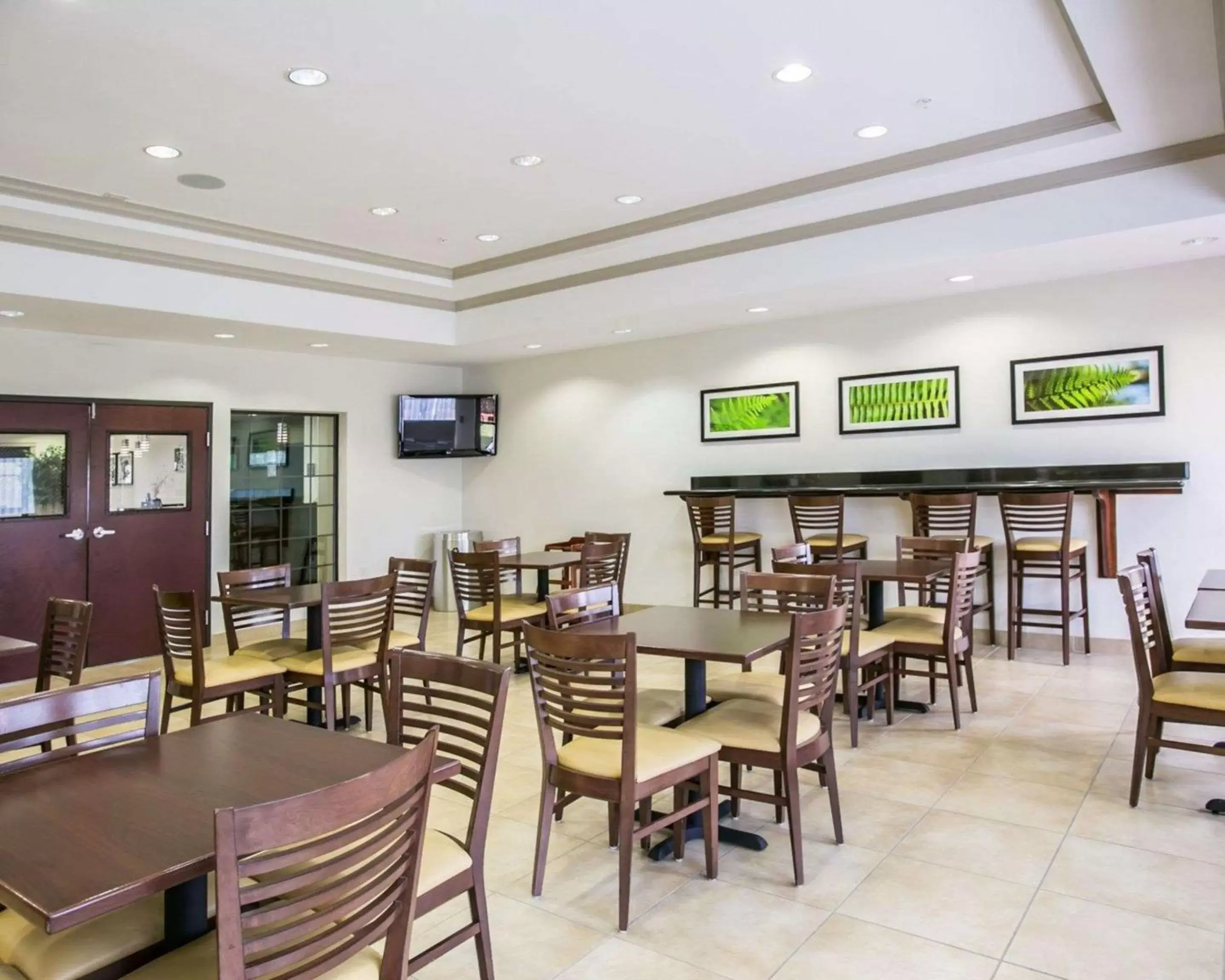 Restaurant/Places to Eat in Restwell Inn & Suites I-45 North
