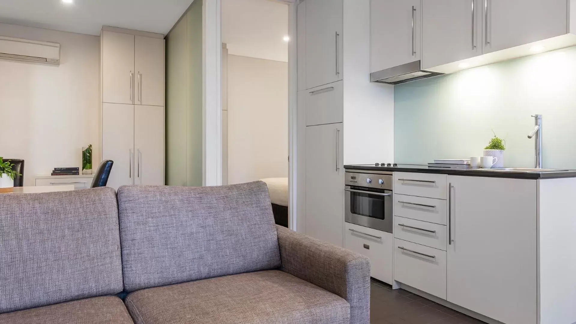 Kitchen or kitchenette, Kitchen/Kitchenette in Oaks Melbourne on Collins Hotel