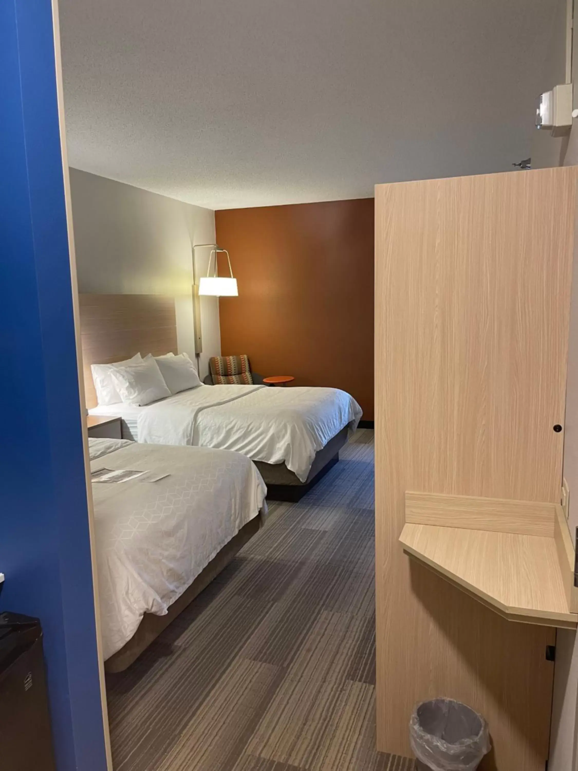Bedroom, Bed in Holiday Inn Express Cedar Rapids - Collins Road, an IHG Hotel