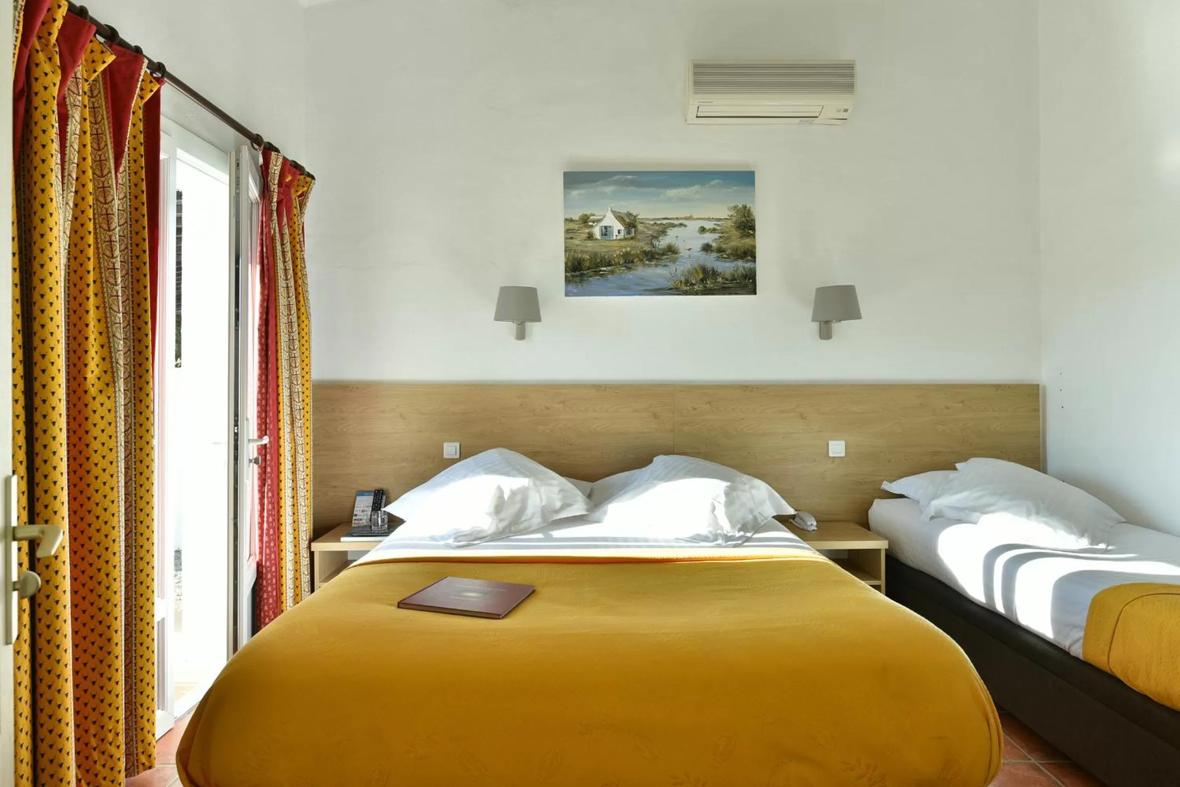 Bed in Mas de la Grenouillère Hôtel et Centre équestre en pleine nature