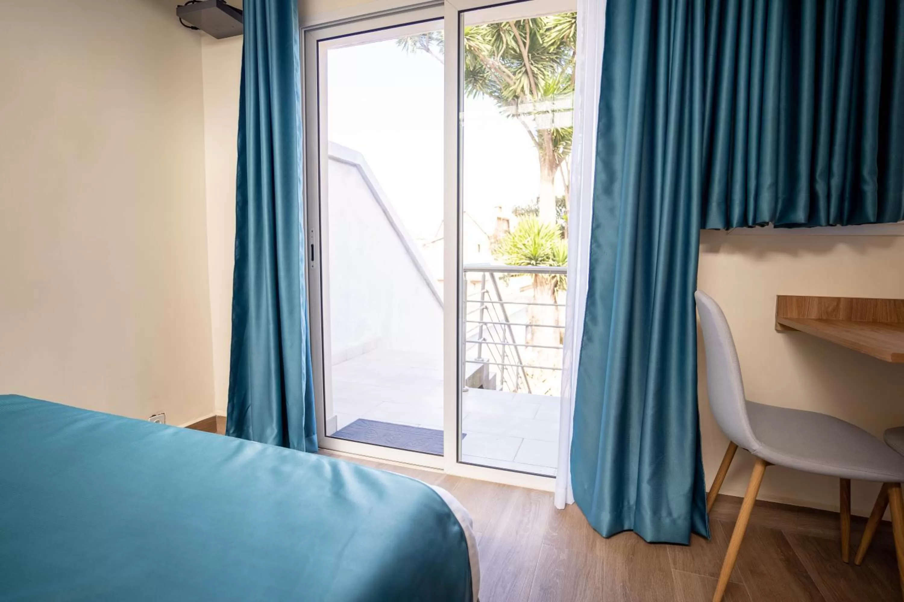 Balcony/Terrace, Bed in Aparthotel Madeleine