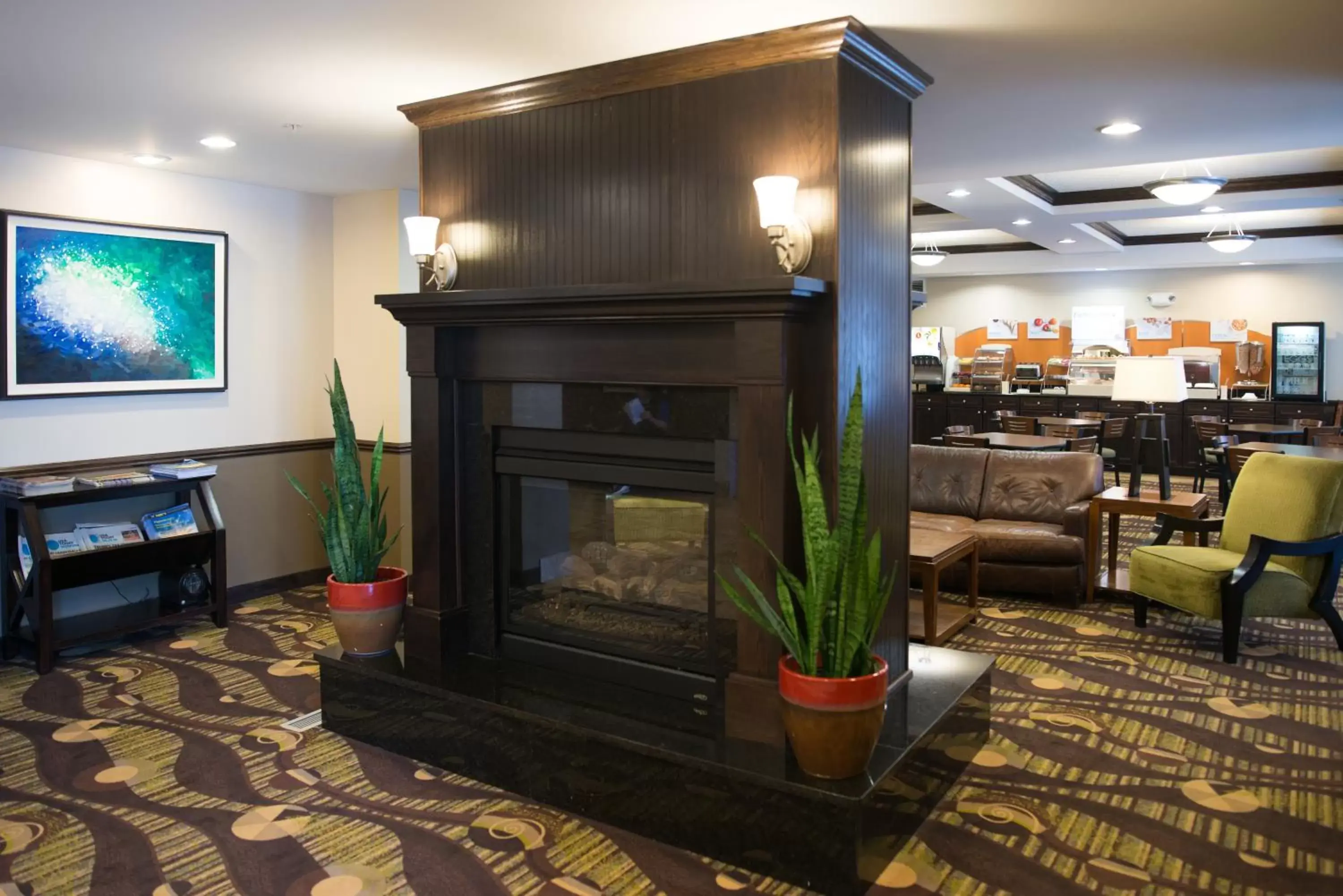 Property building, TV/Entertainment Center in Holiday Inn Express & Suites Northwood