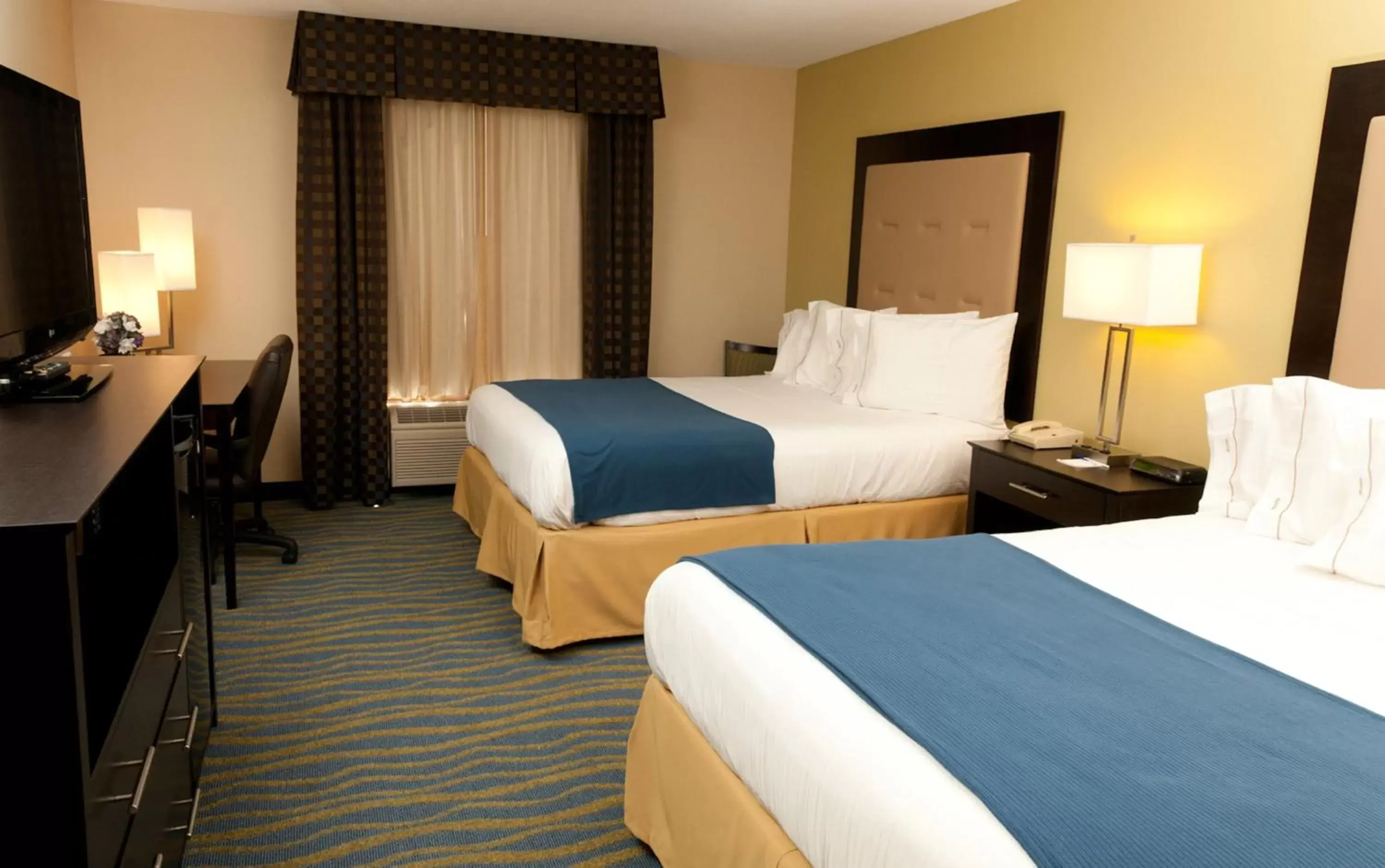 Photo of the whole room, Bed in Holiday Inn Express Hotel & Suites Bloomington-Normal University Area, an IHG Hotel