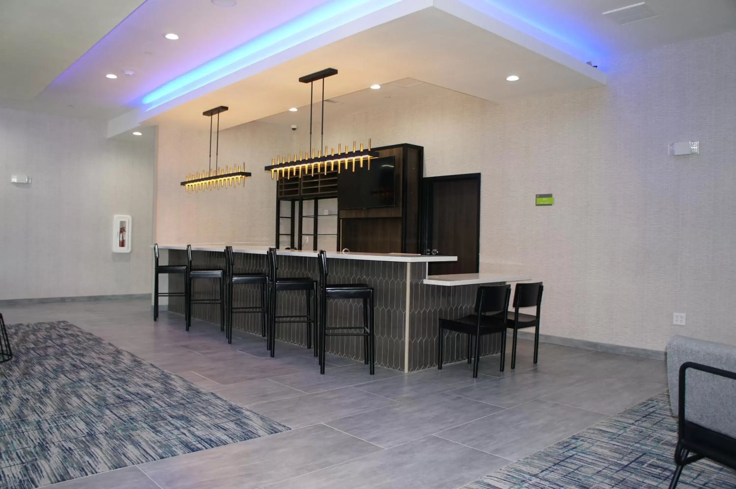Lounge or bar in La Quinta Inn & Suites by Wyndham Galveston West Seawall