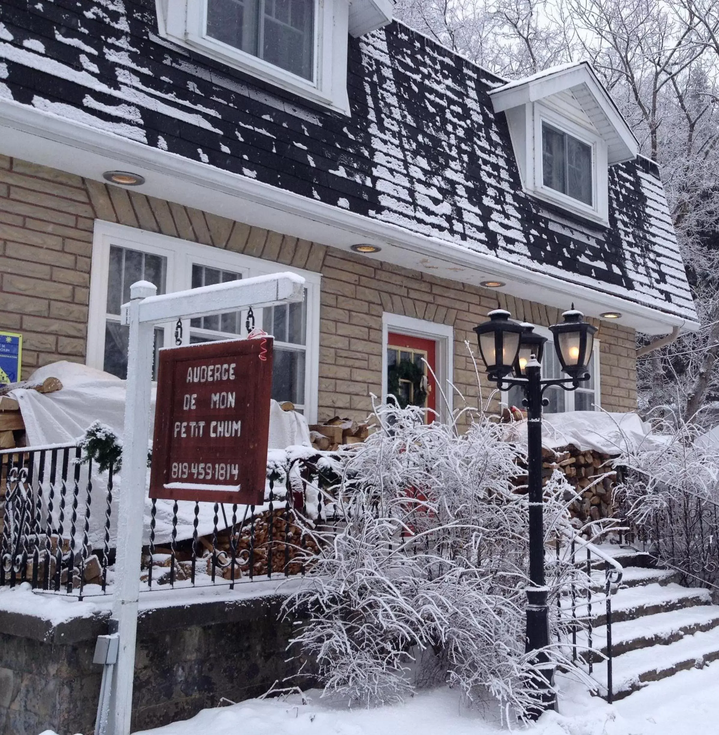 Property building, Winter in Auberge De Mon Petit Chum B&B