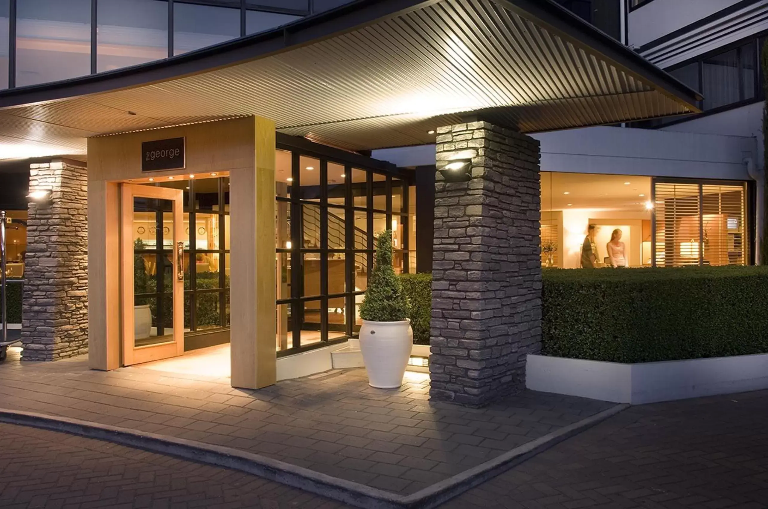 Facade/entrance in The George Facade/entrance in The George