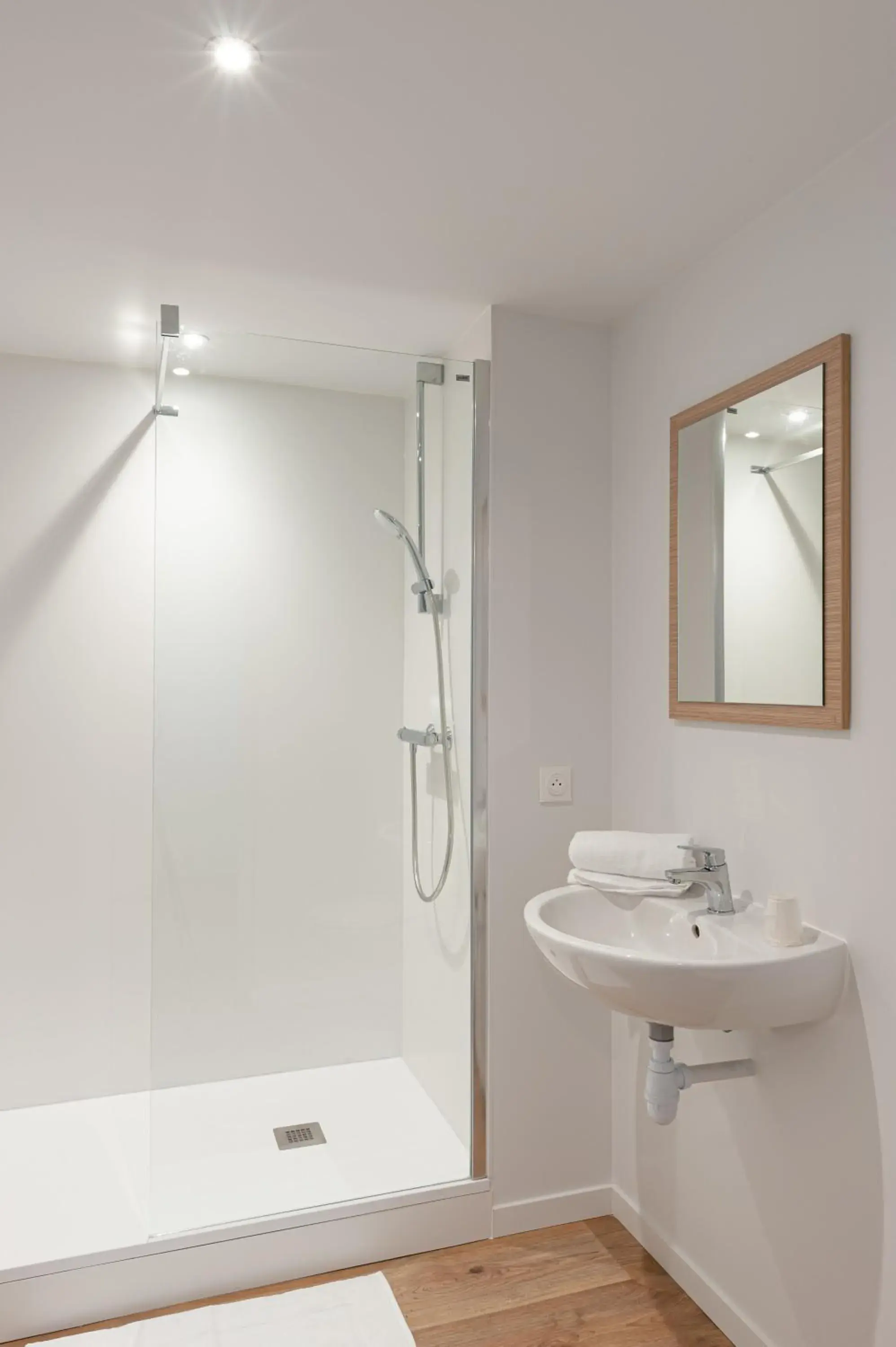 Bathroom in KYRIAD DIRECT TOULON OUEST - La Seyne sur Mer