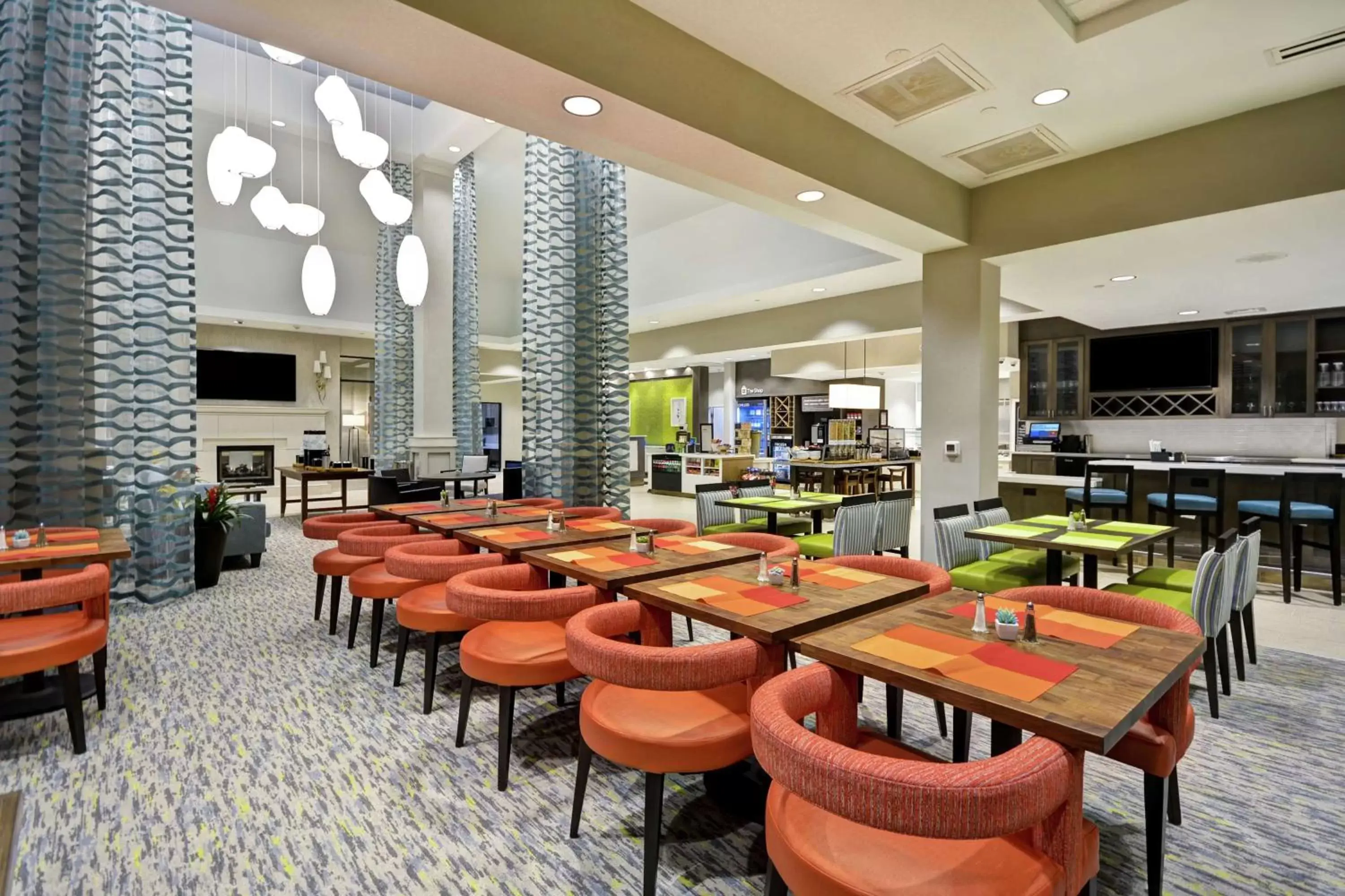 Dining area, Lounge/Bar in Hilton Garden Inn Gastonia