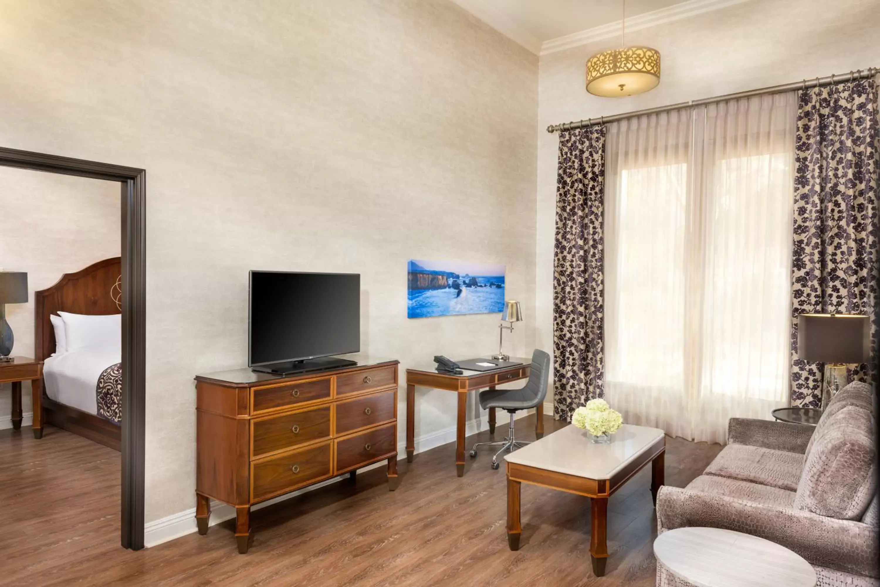 TV and multimedia, Bed in Allegretto Vineyard Resort Paso Robles TV and multimedia, Bed in Allegretto Vineyard Resort Paso Robles