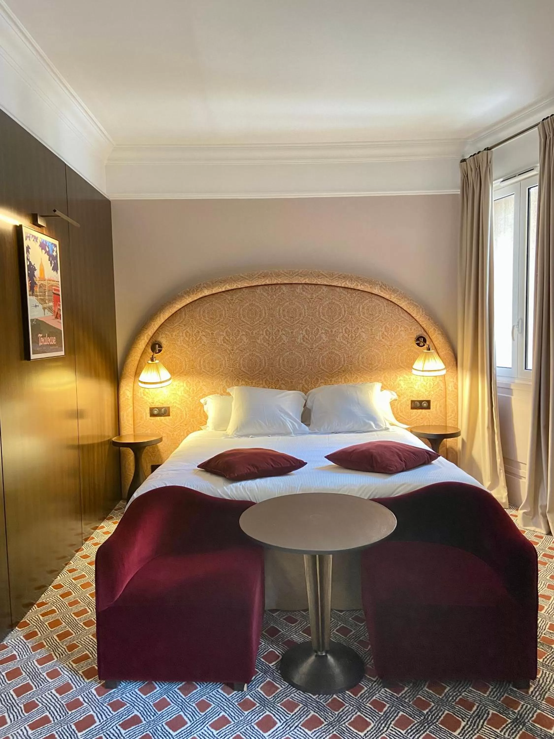 Property building, Bed in Grand Hotel de l'Opera - BW Premier Collection