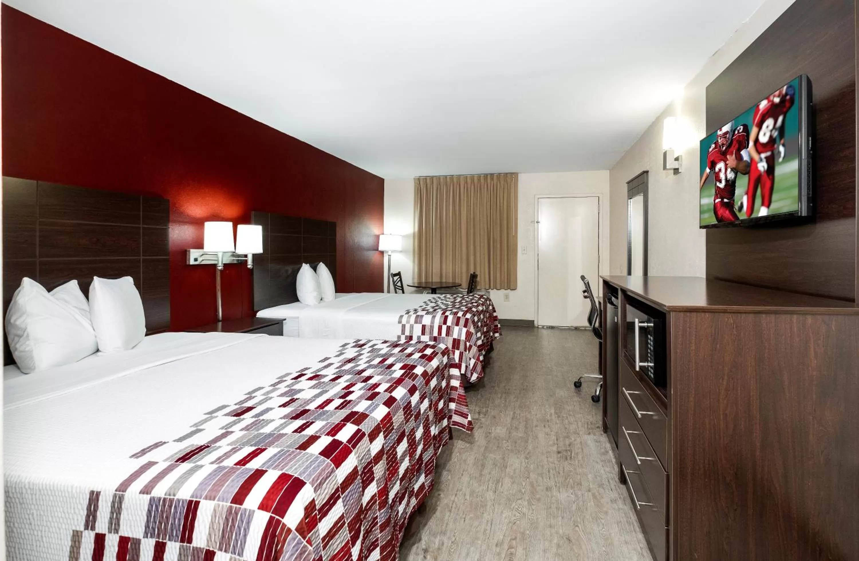 Photo of the whole room, Bed in Red Roof Inn Bakersfield