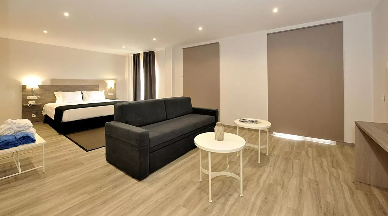 Bedroom, Seating Area in Hotel Salobreña Suites