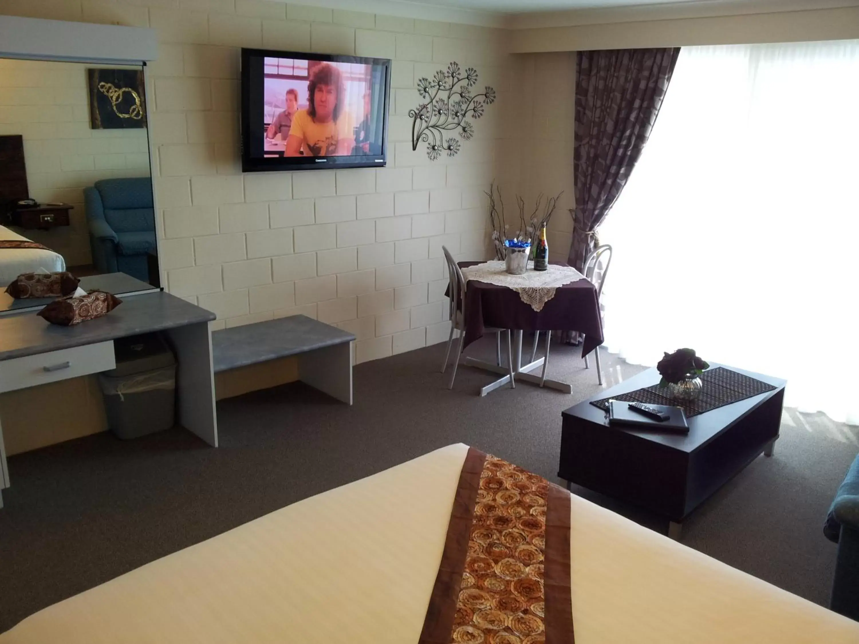 Photo of the whole room, TV/Entertainment Center in Admiral Nelson Motor Inn