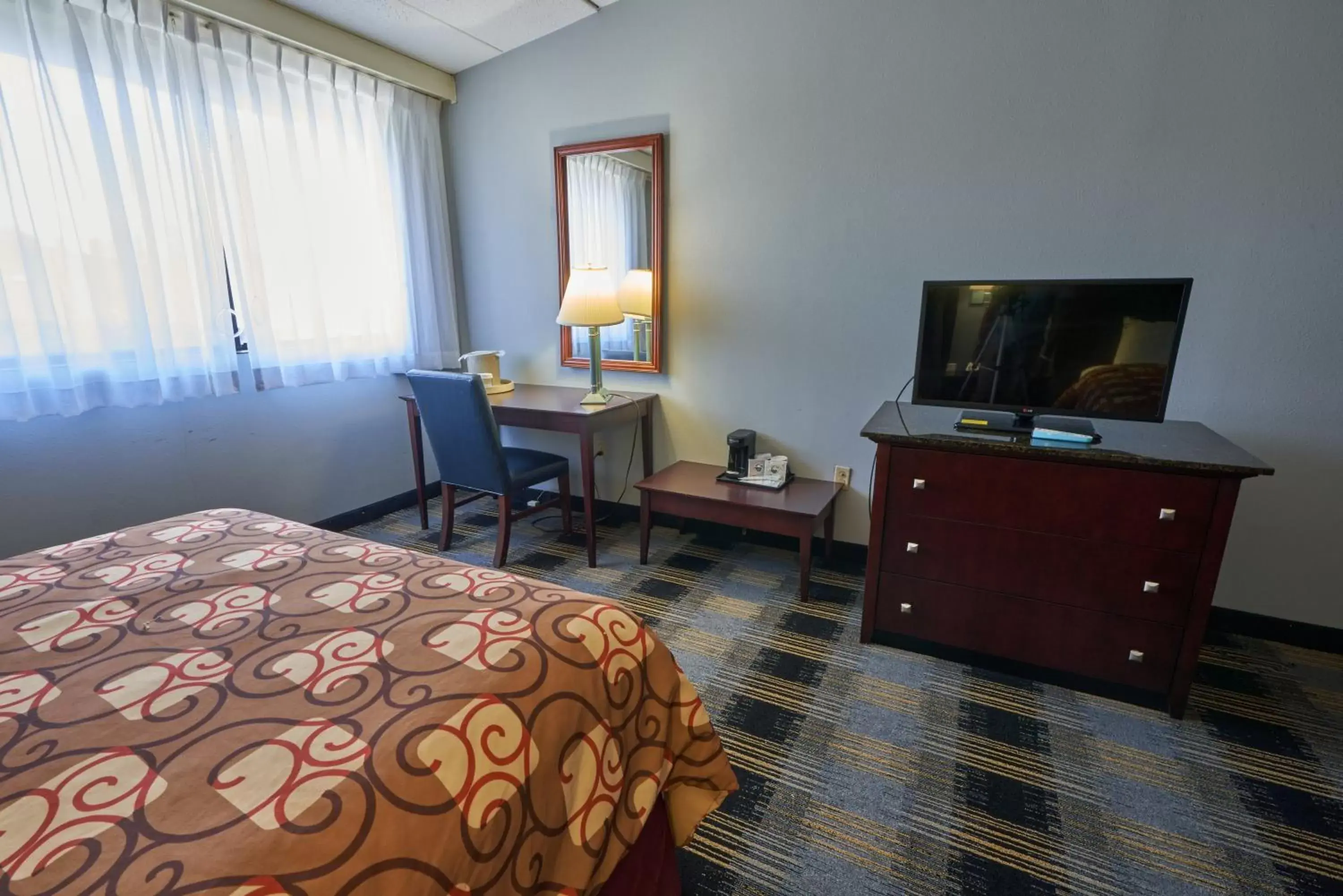Bed in Riverview Inn & Suites Bed in Riverview Inn & Suites
