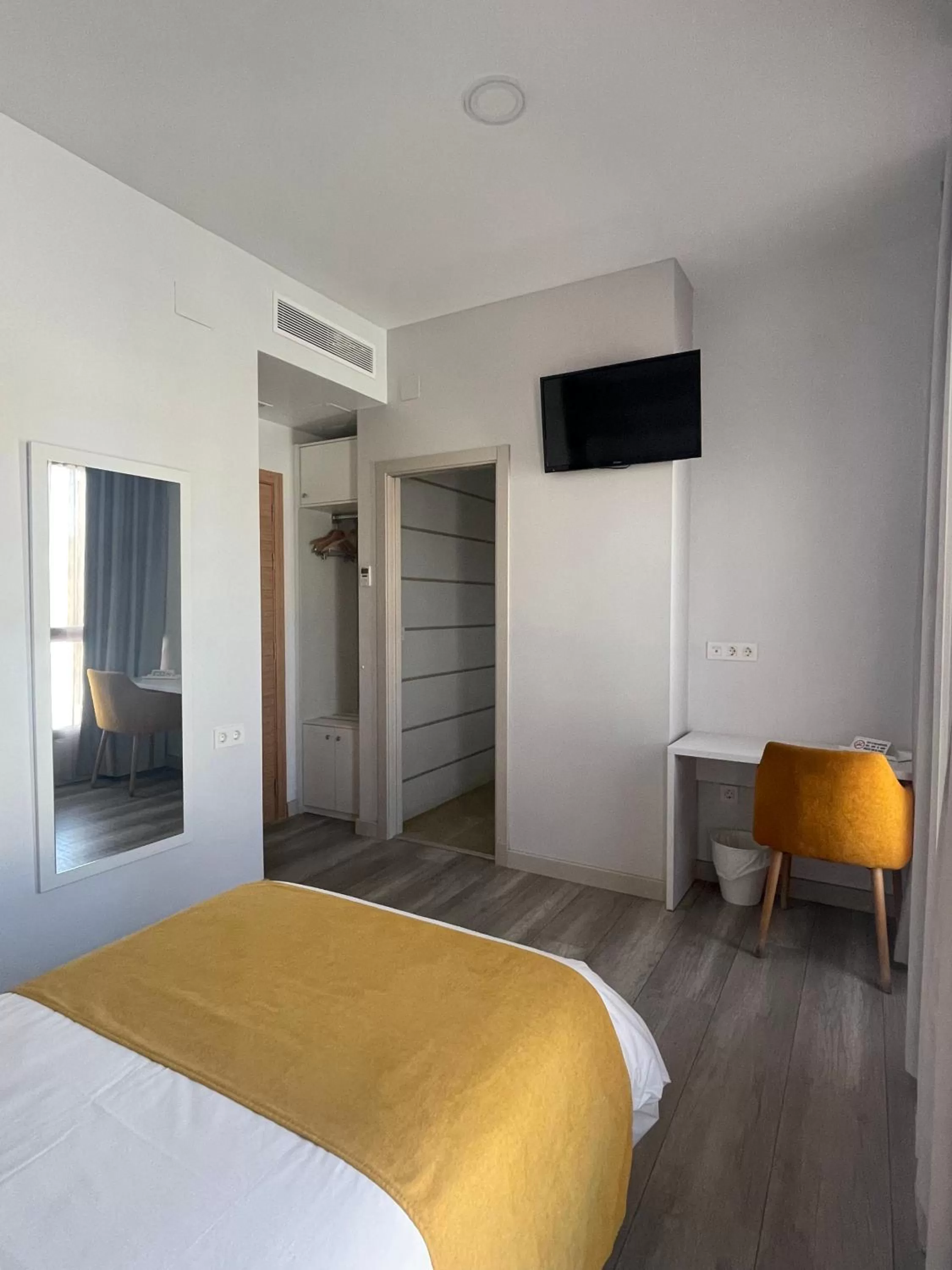 Bathroom, TV/Entertainment Center in Hotel Leo