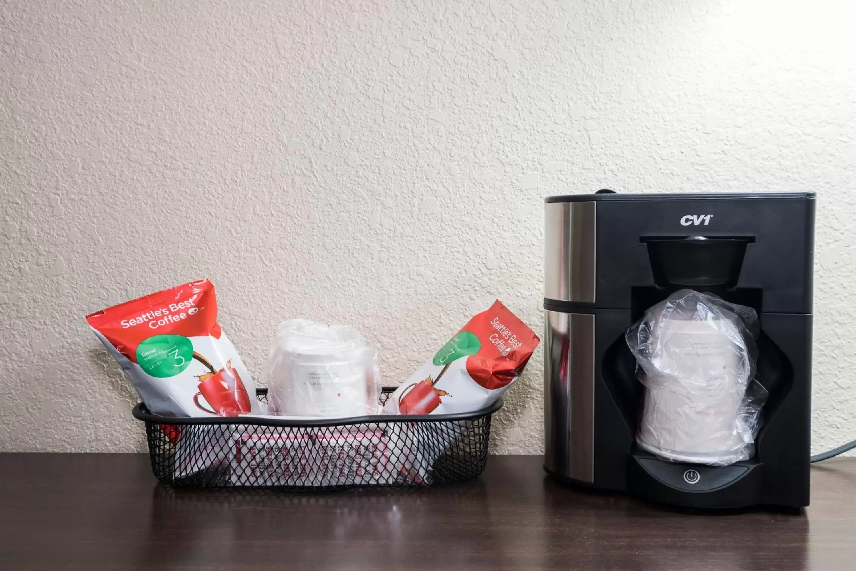 Photo of the whole room, Coffee/Tea Facilities in Red Roof Inn PLUS+ & Suites Opelika