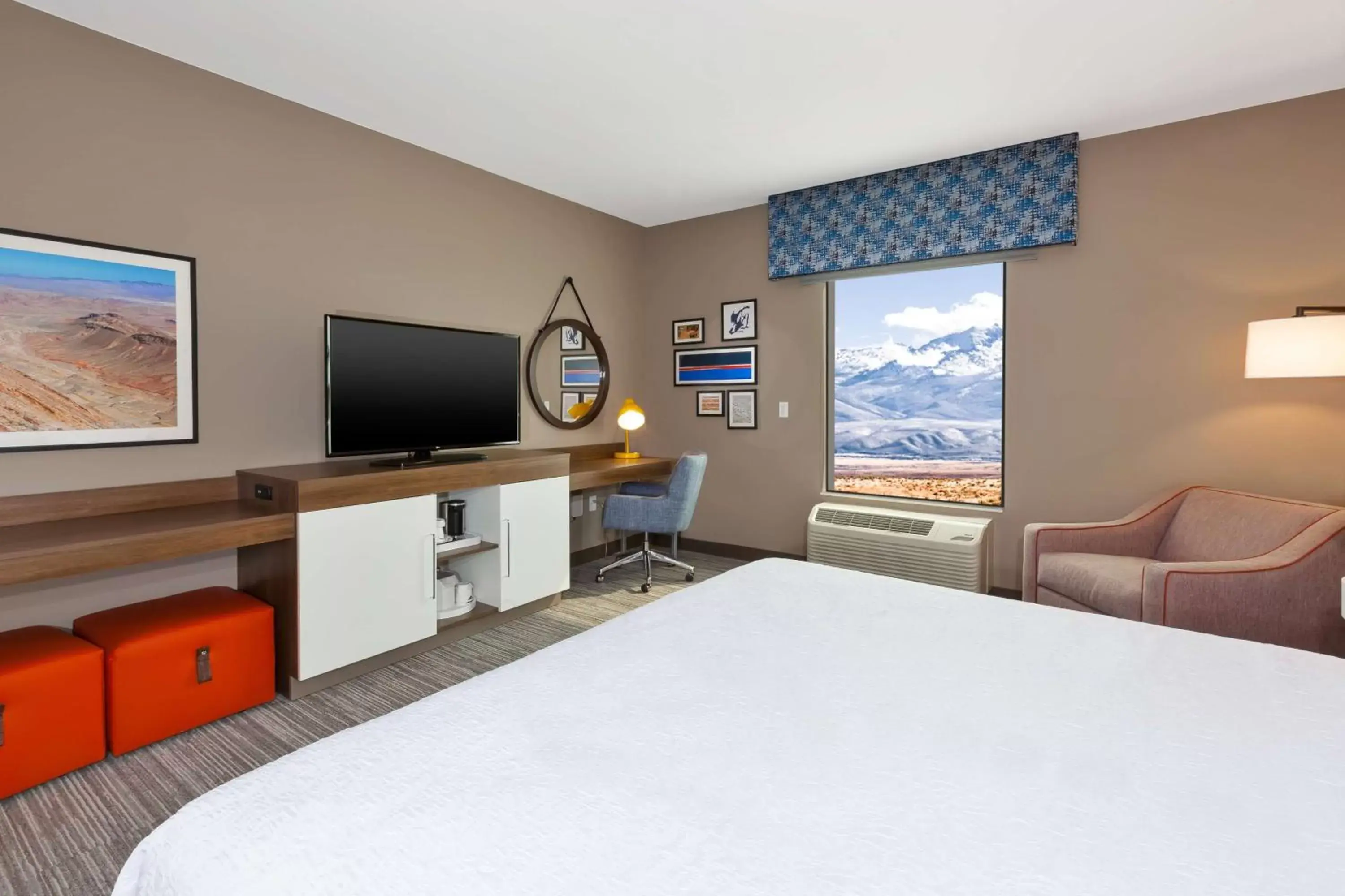 Bed, TV/Entertainment Center in Hampton Inn & Suites Wells, Nv