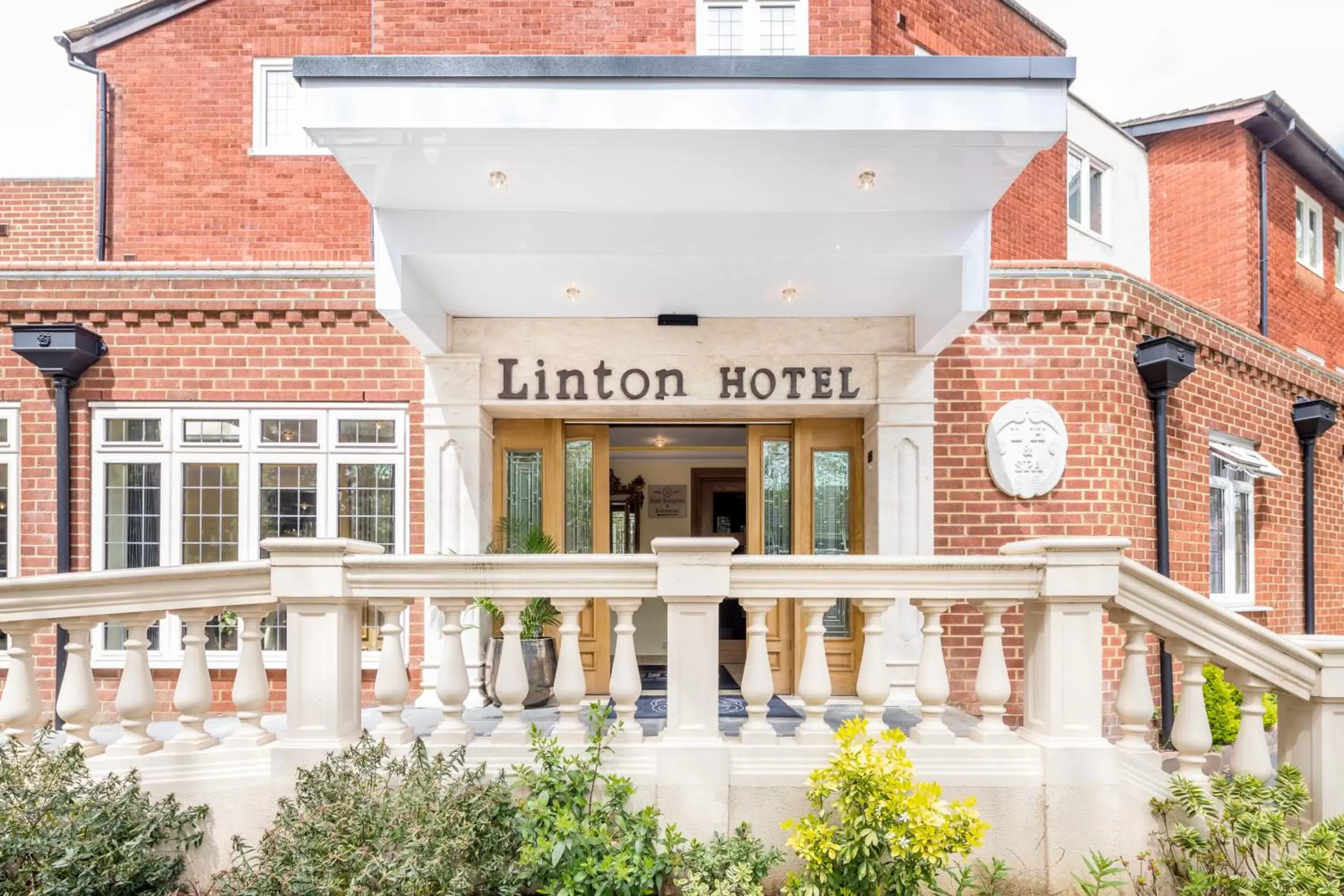 Facade/entrance in Linton Hotel Luton