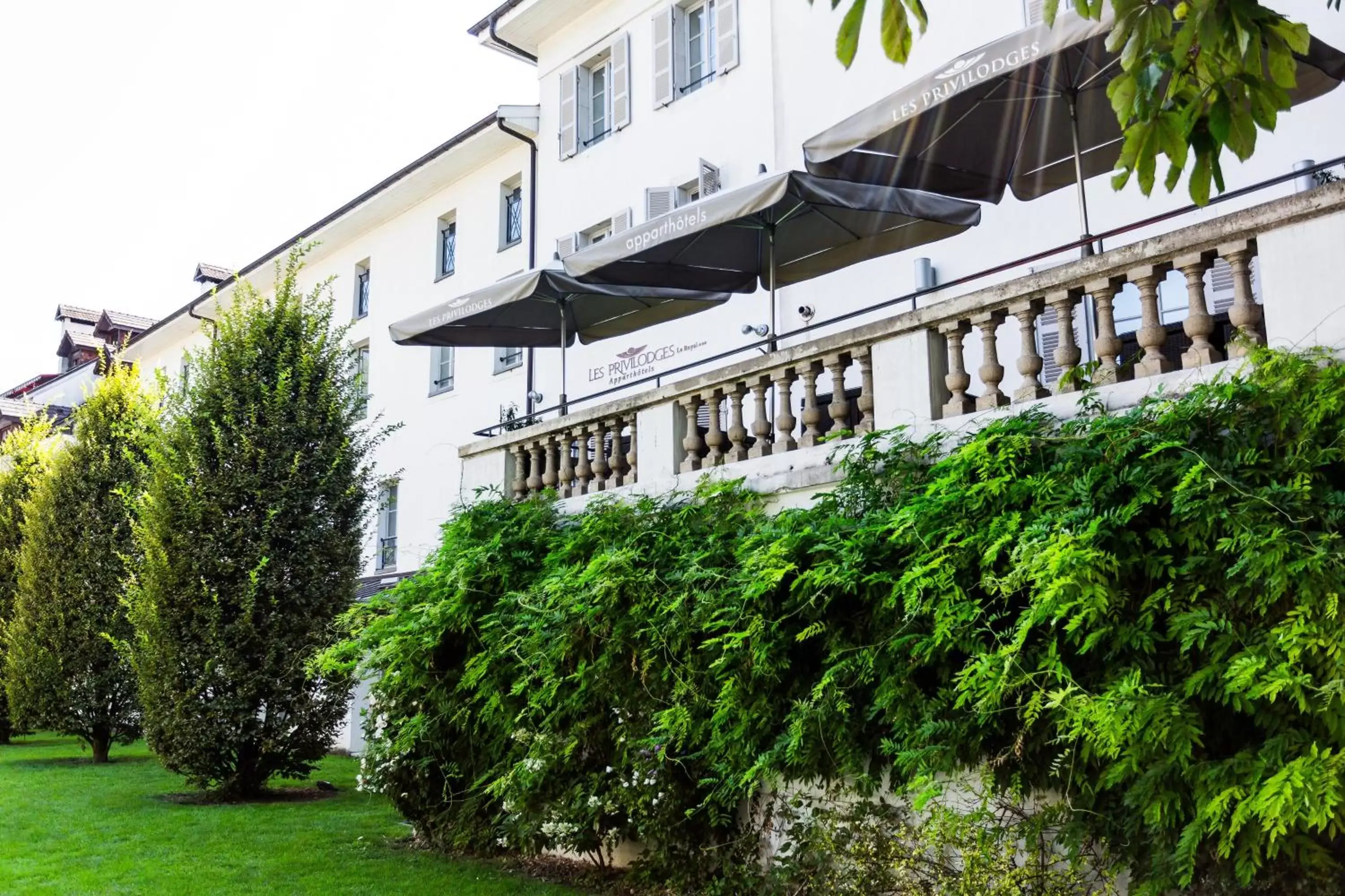 Patio, Property Building in Privilodges Le Royal - Apparthotel