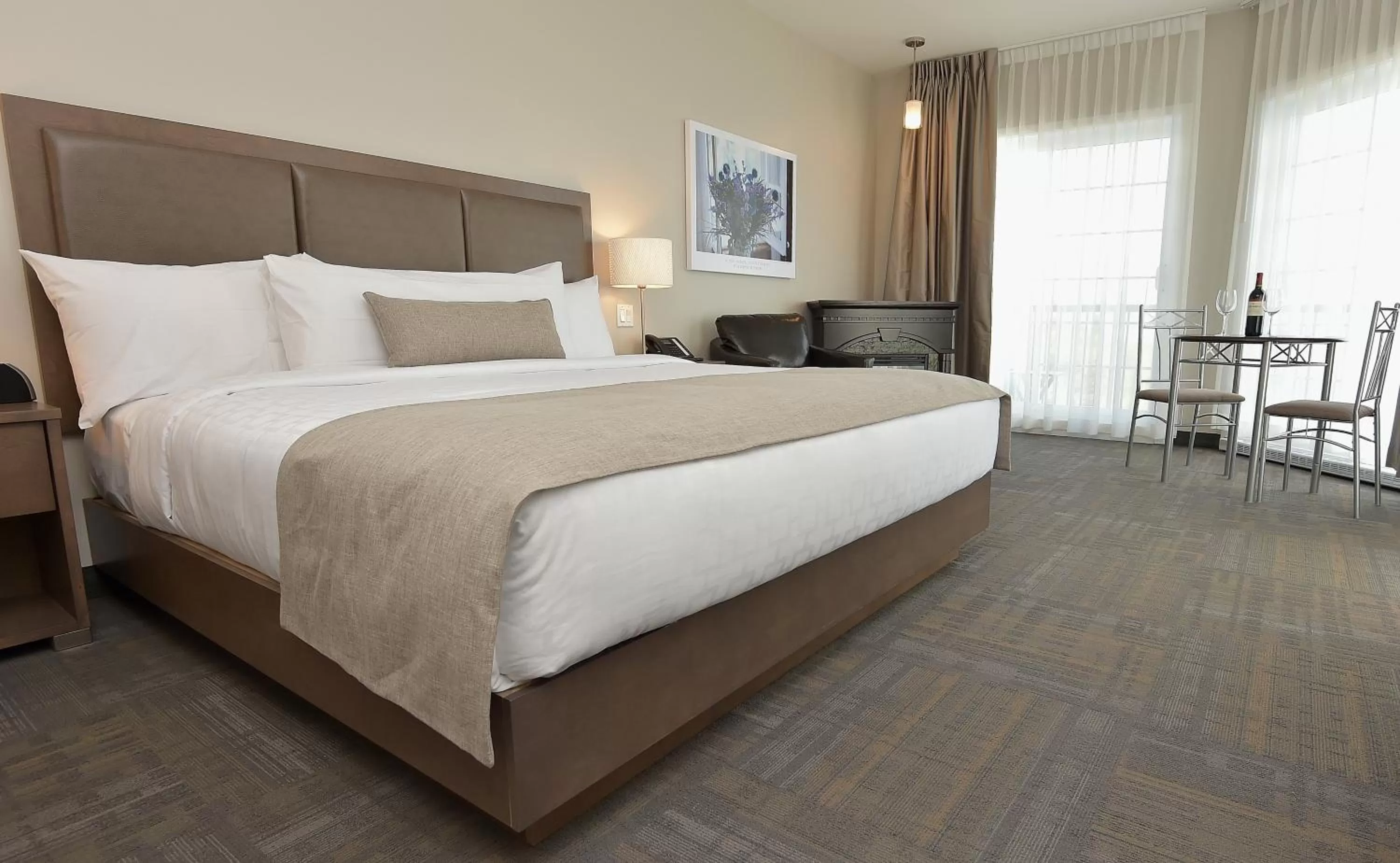 Bed in Hôtel et Pavillons Le Petit Manoir du Casino