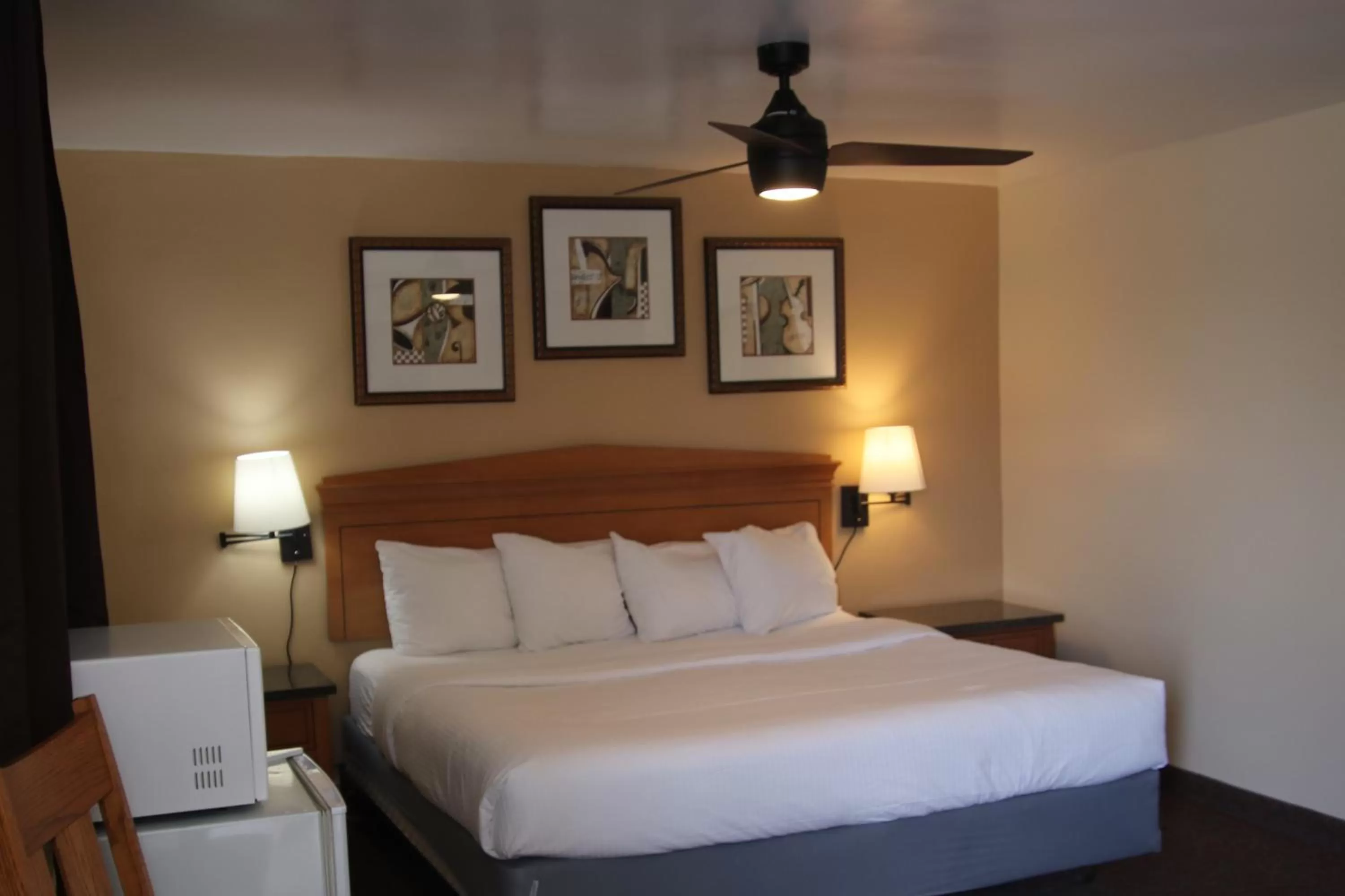 Bedroom, Bed in Townhouse Motel