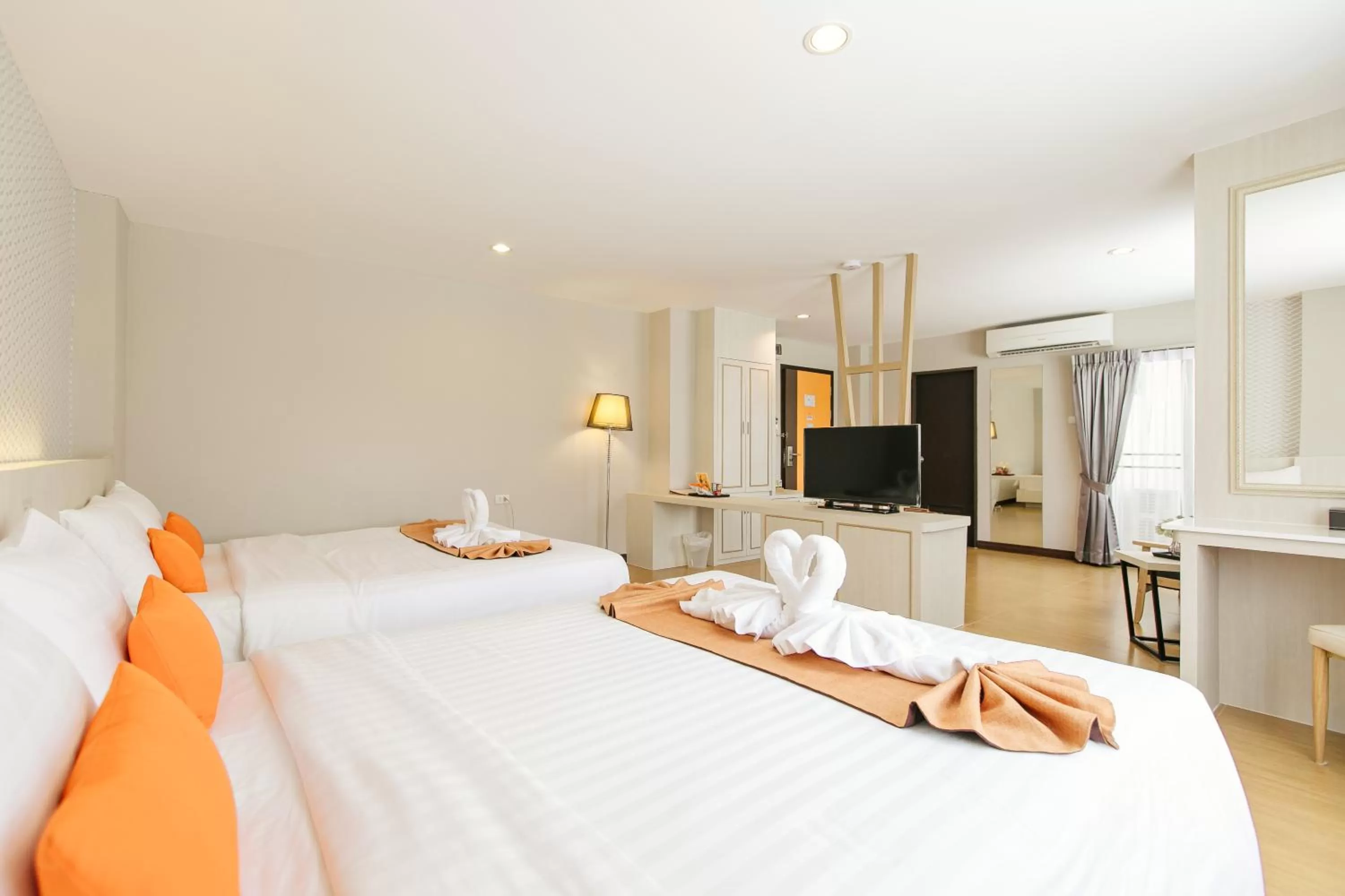 Communal lounge/ TV room, Bed in De Hug Hotel & Residence