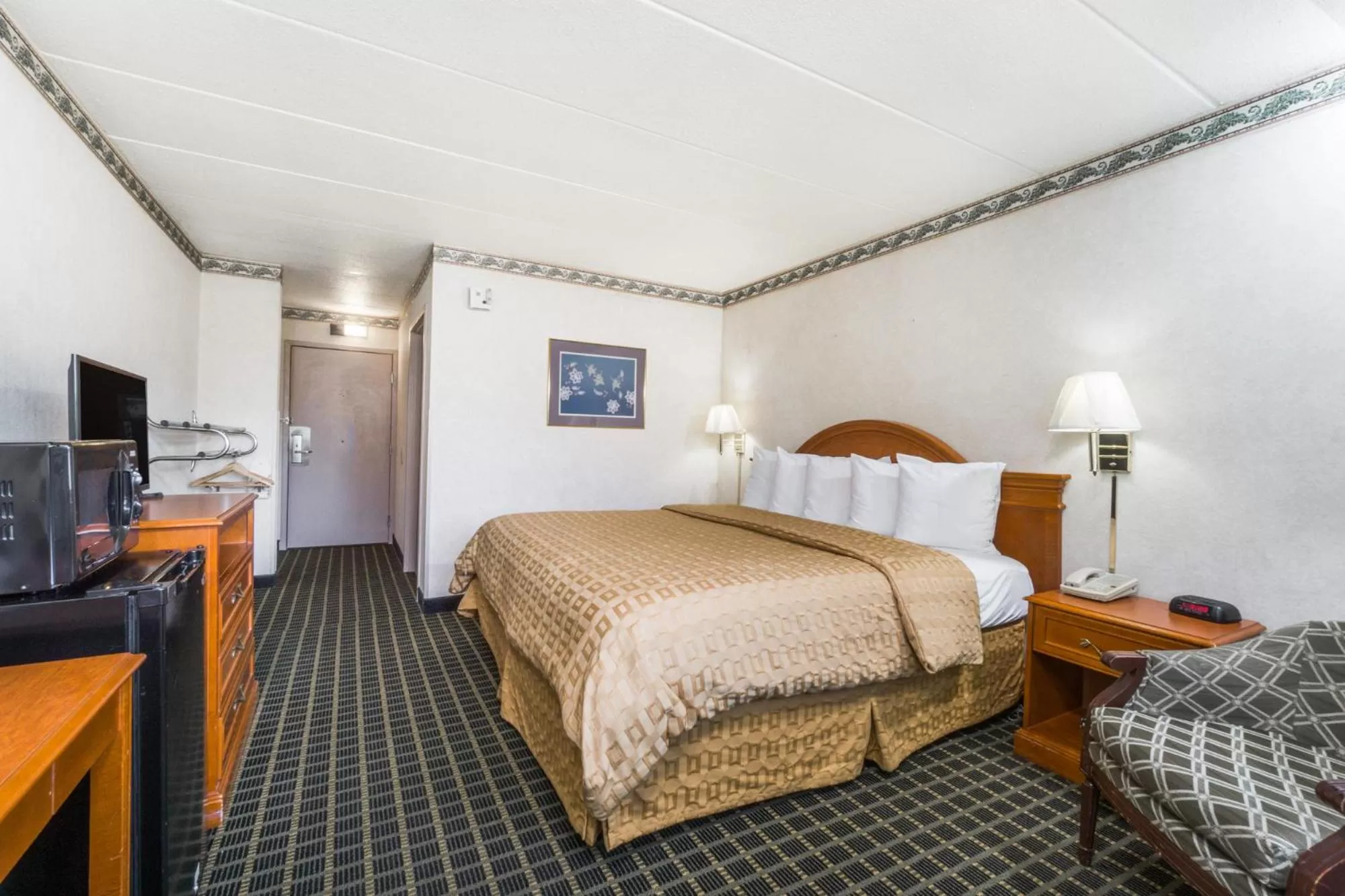 Bed in Days Inn by Wyndham Columbus East Airport