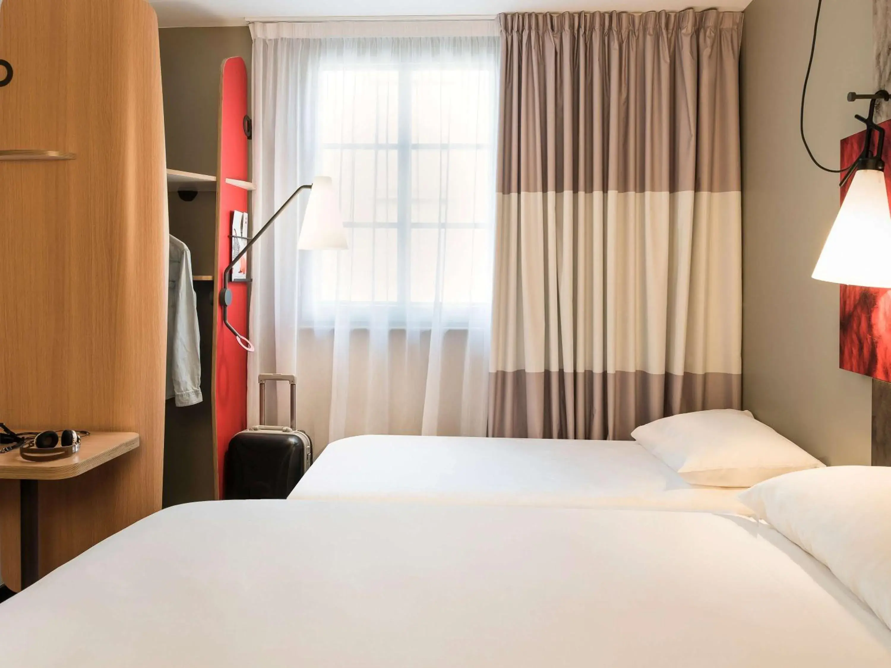 Photo of the whole room, Bed in ibis Saint Germain en Laye Centre