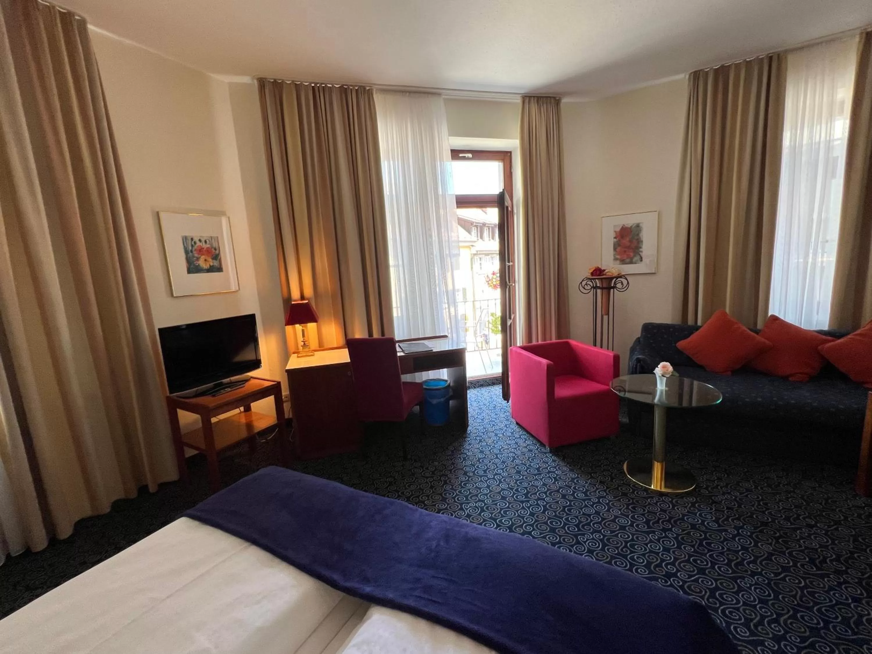 Photo of the whole room, Bed in Stadthotel